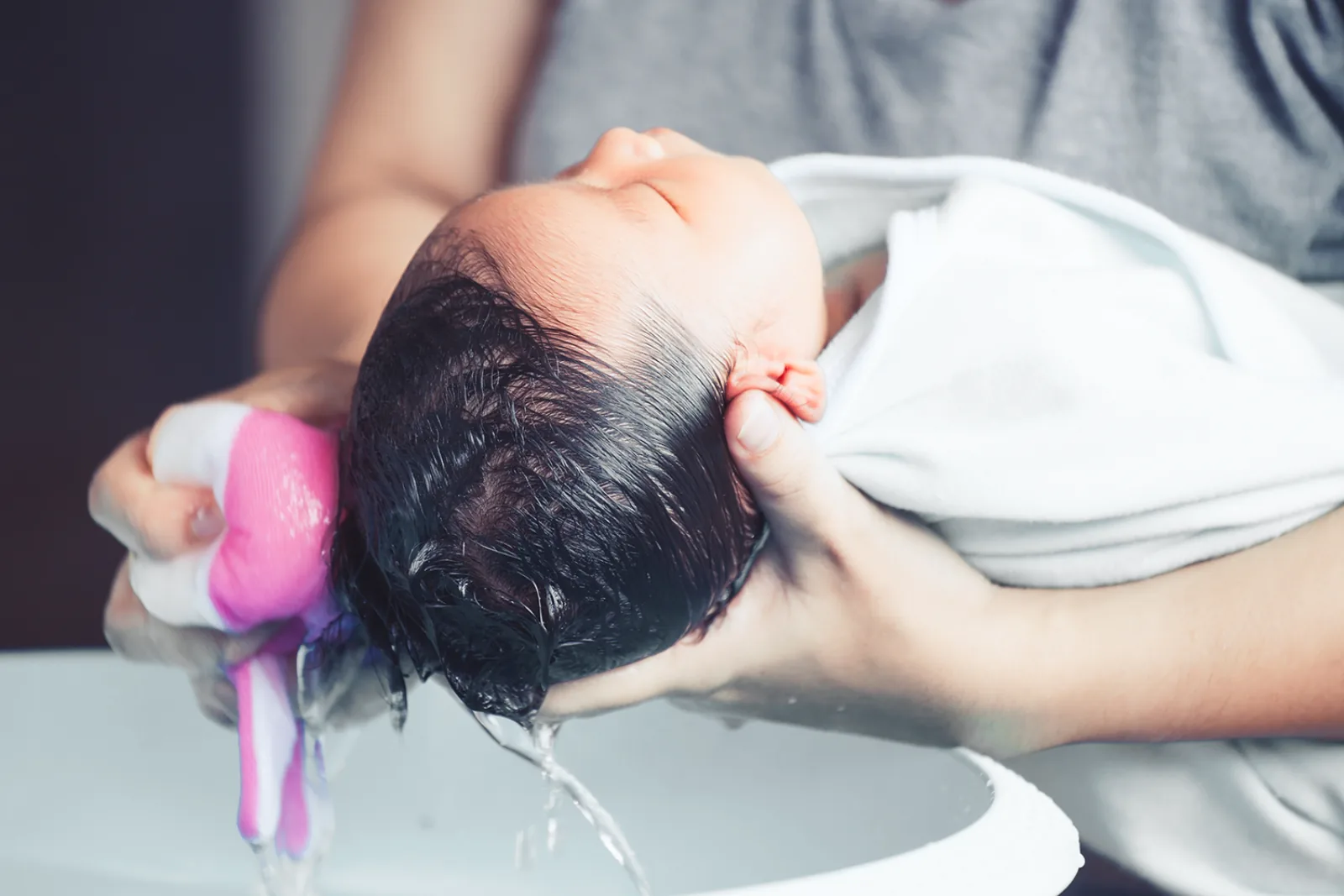 Bayi dibilas dengan air