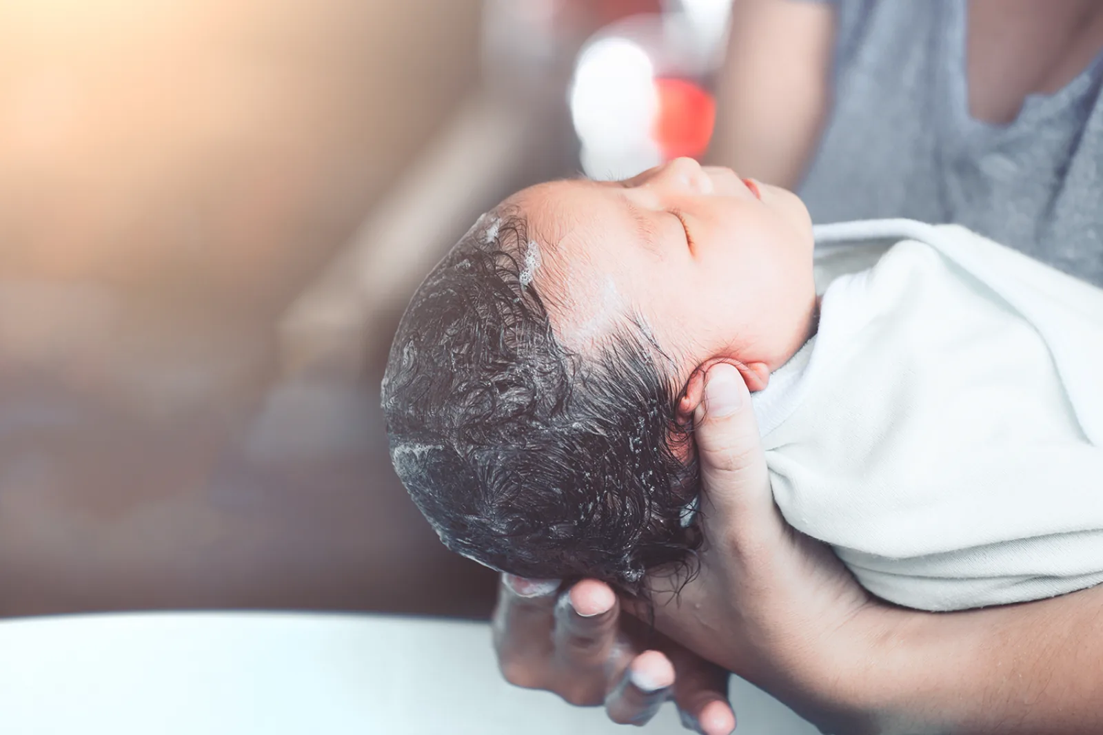 Bayi sedang dikeramasi