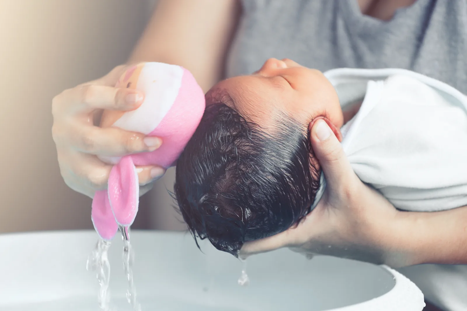 Bayi sedang dimandikan