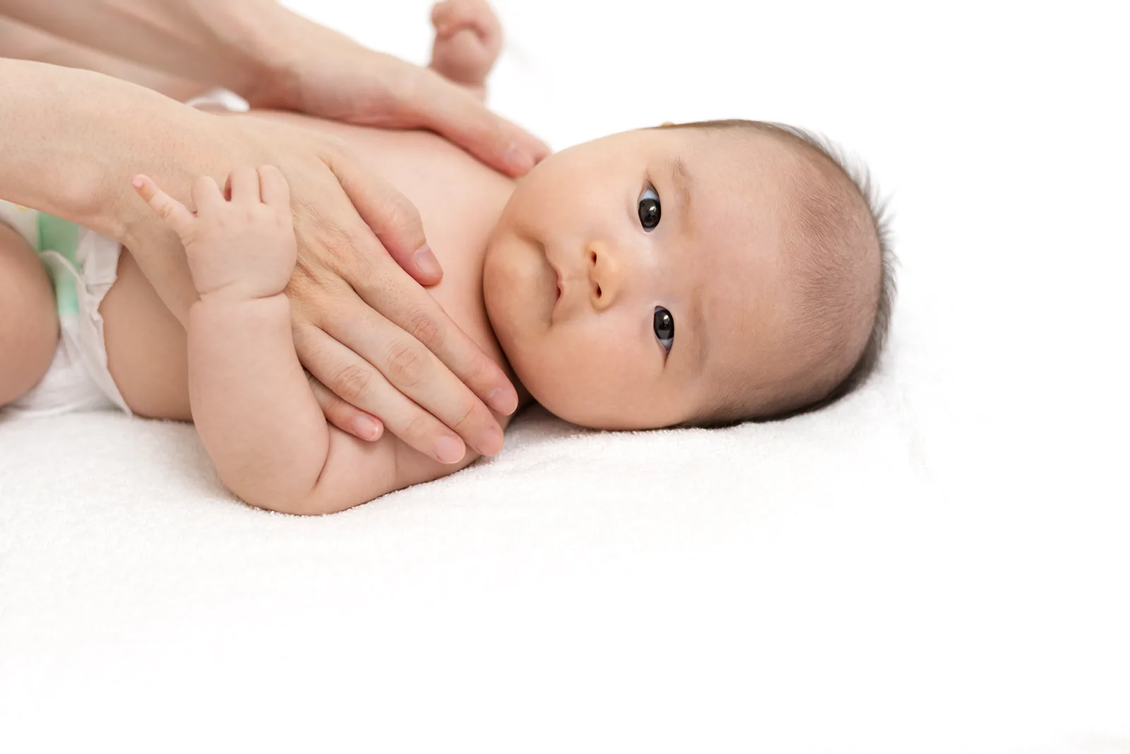 Bayi dipijat dengan minyak