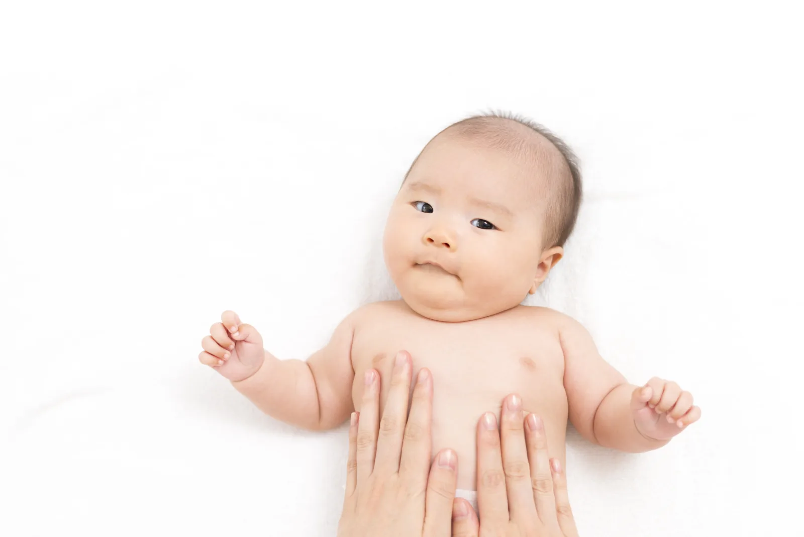 Bayi dipijat pada bagian perut