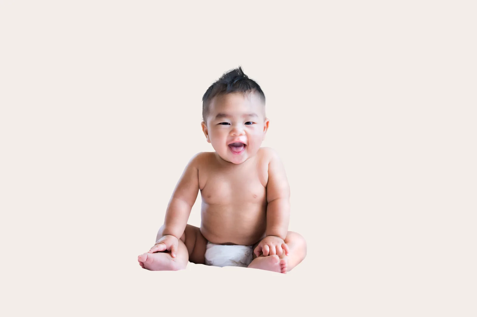 Bayi duduk mengenakan popok