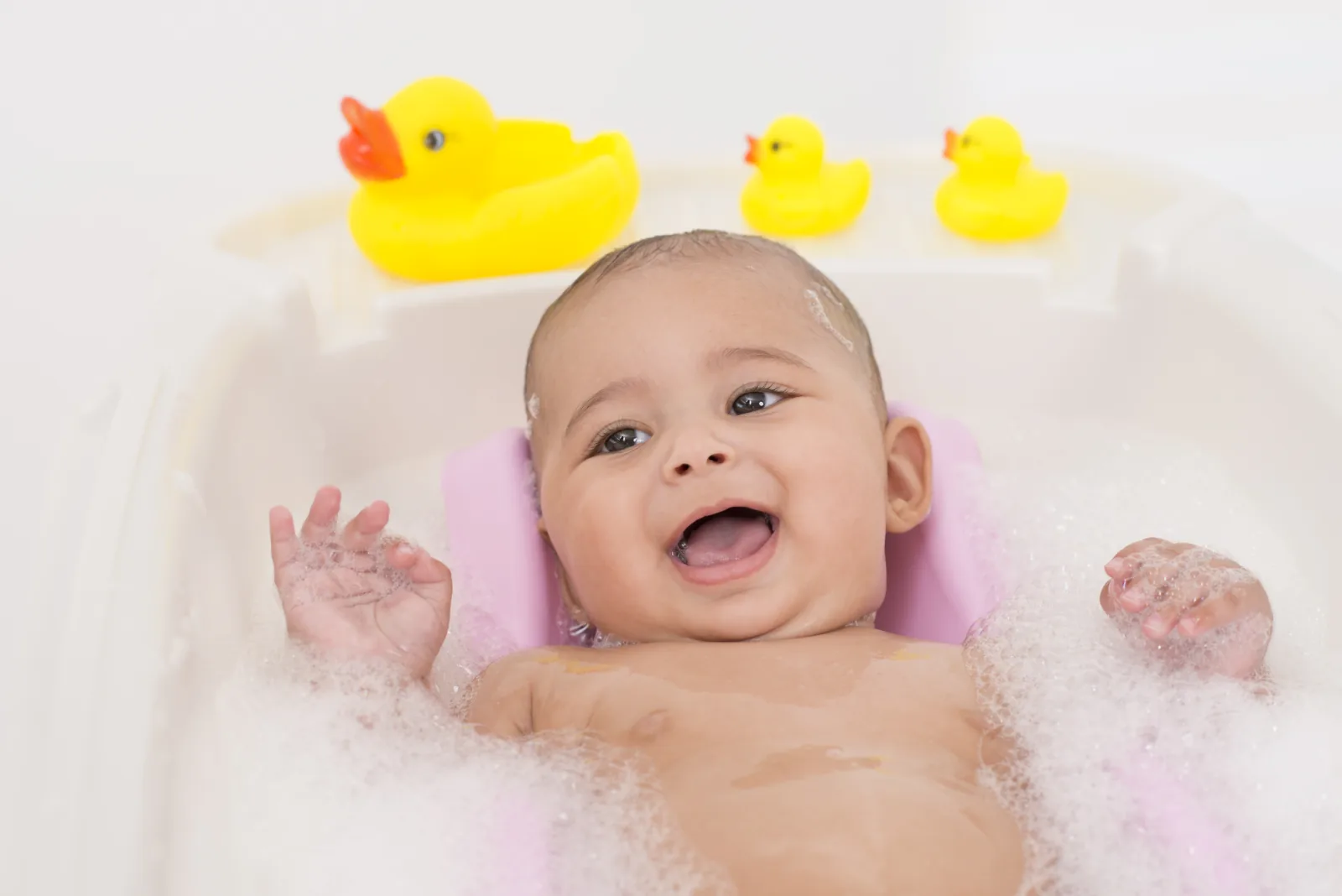 Bayi mandi bersama bebek karet