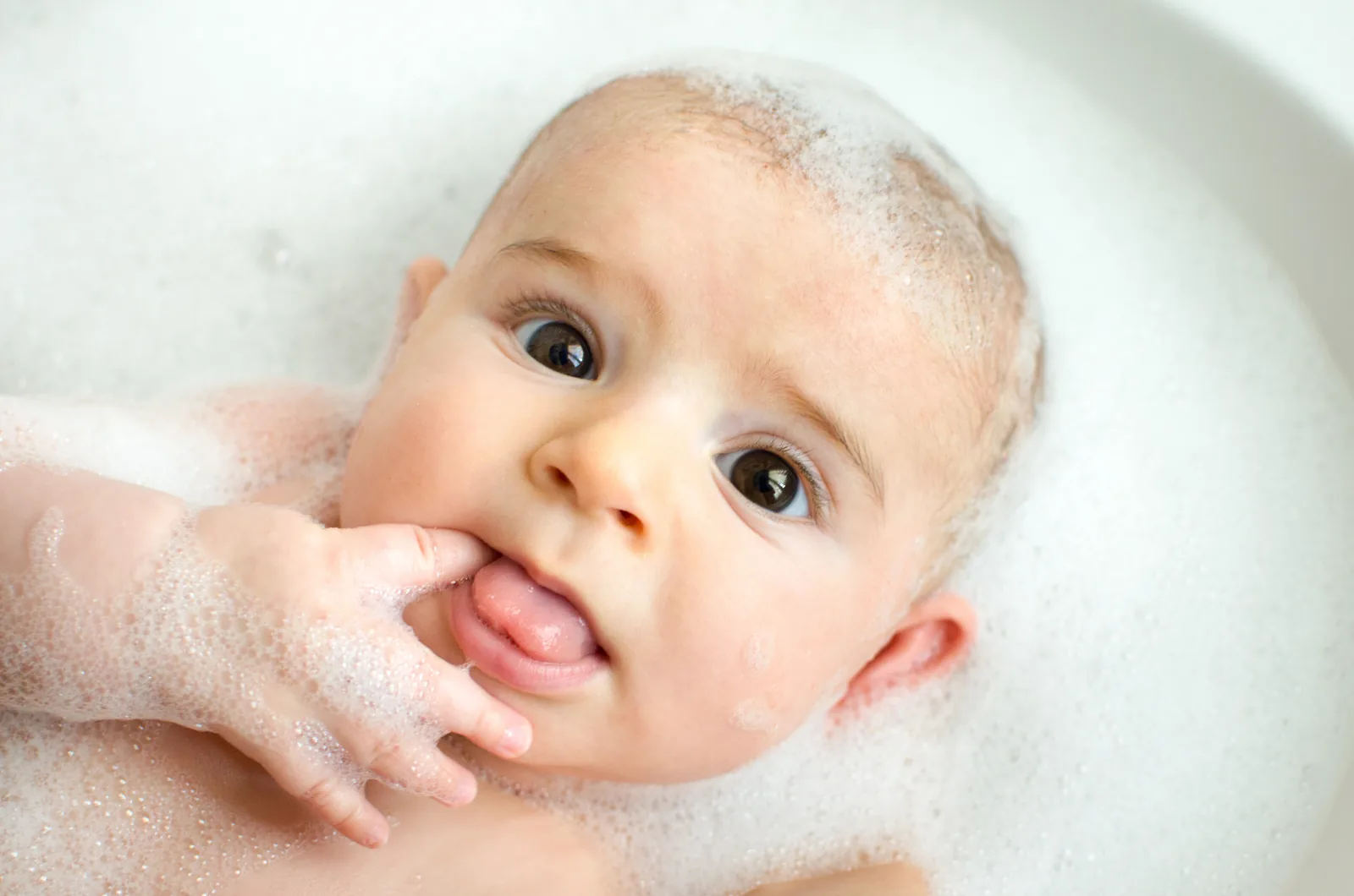 Bayi sedang dimandikan