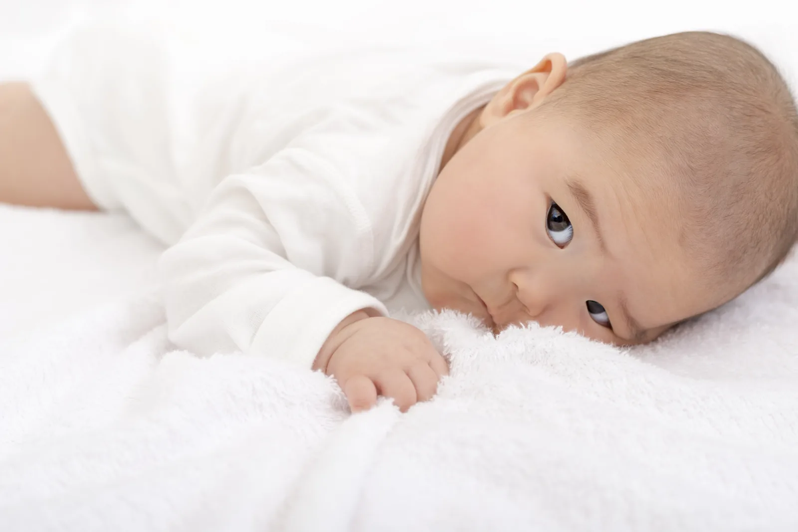 Bayi tengkurap di atas kasur
