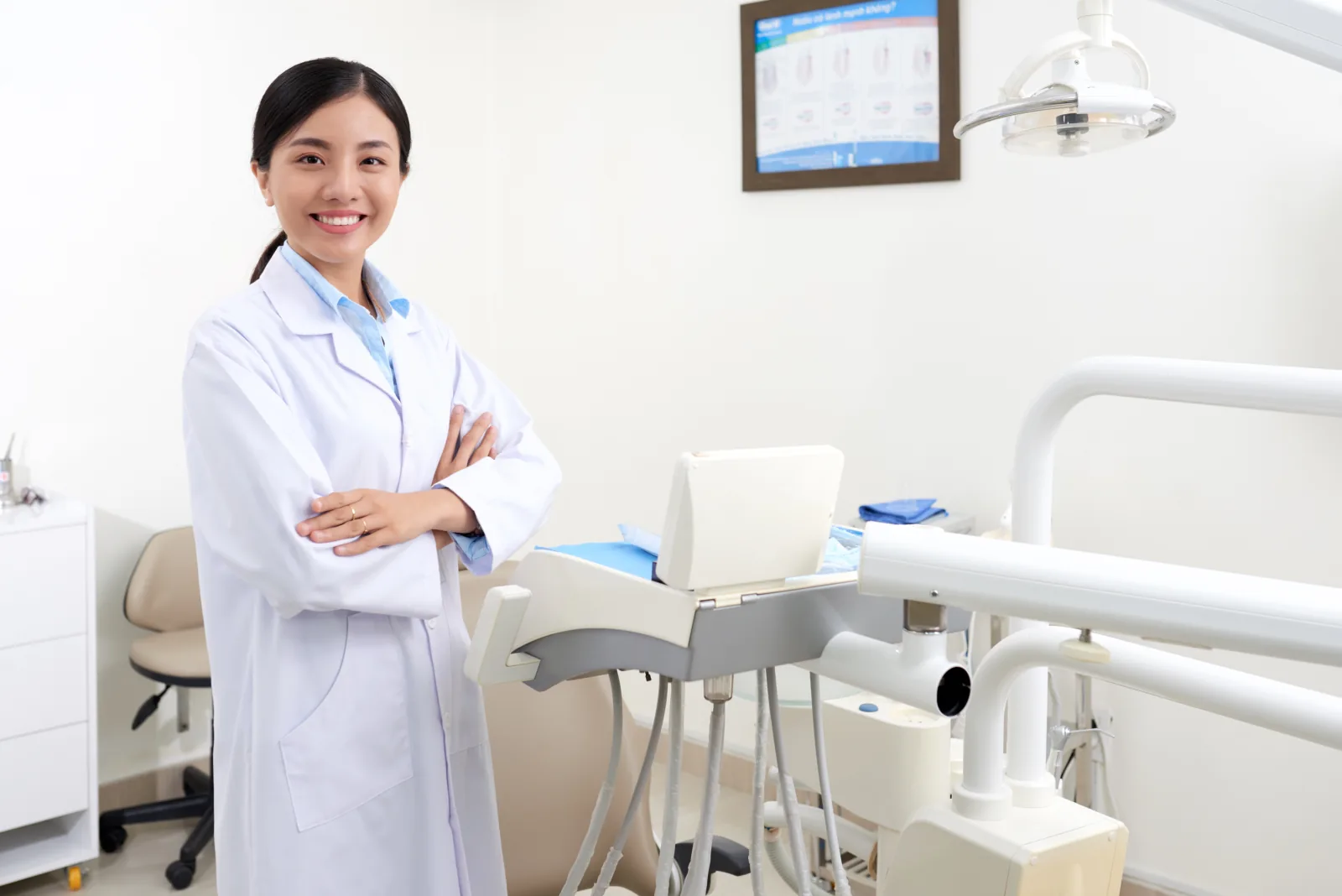 Dokter gigi di ruang praktik