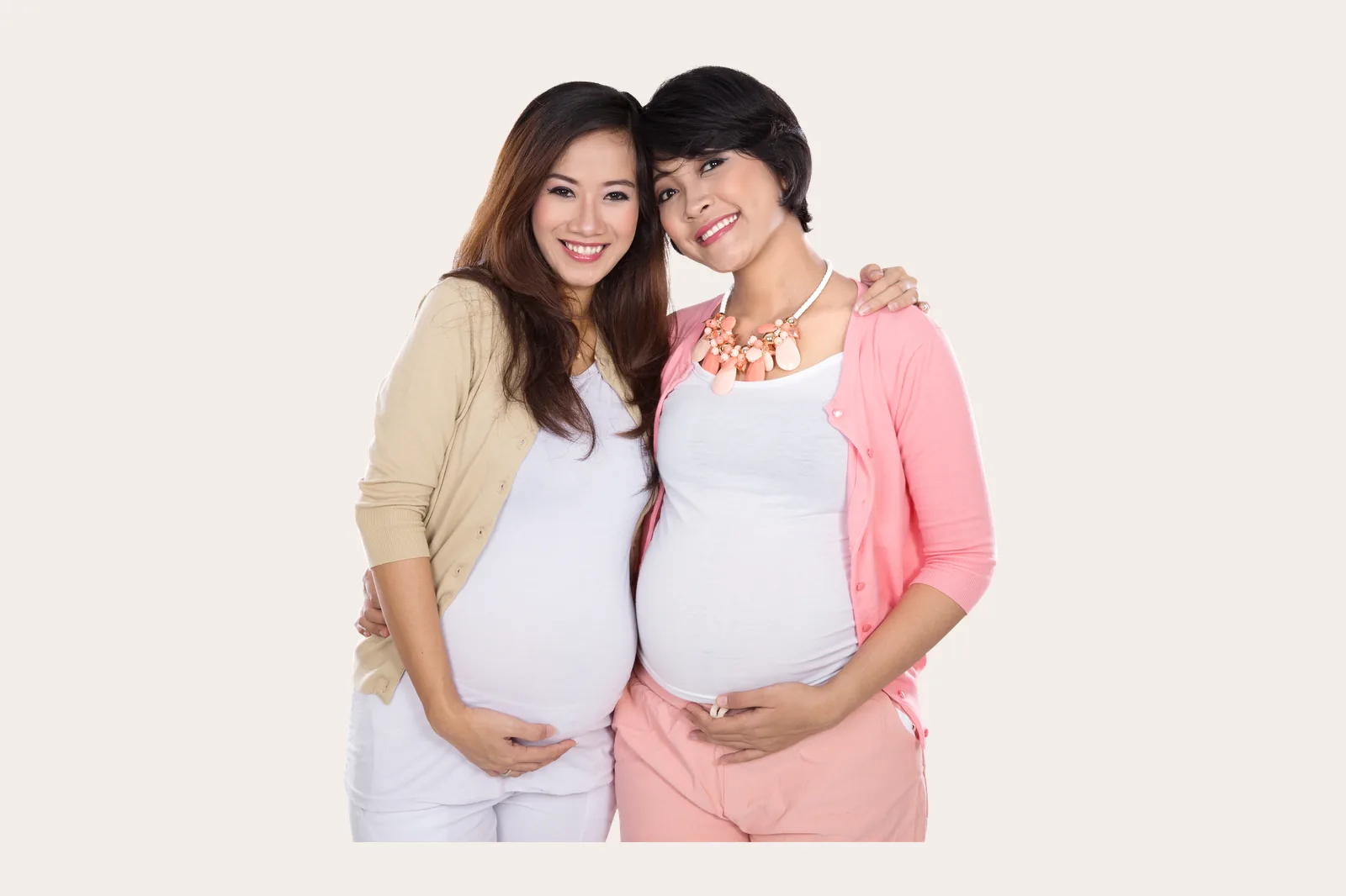 Dua ibu berbincang bersama