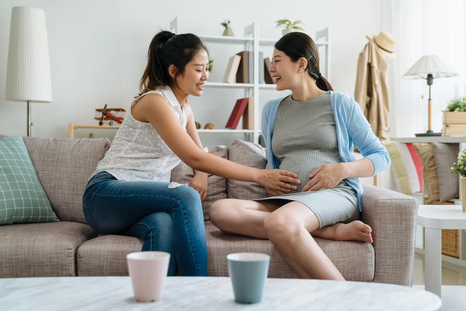 Dua ibu berbincang di sofa