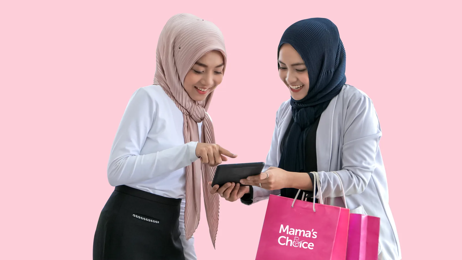 Dua perempuan berhijab berbincang sambil melihat ponsel