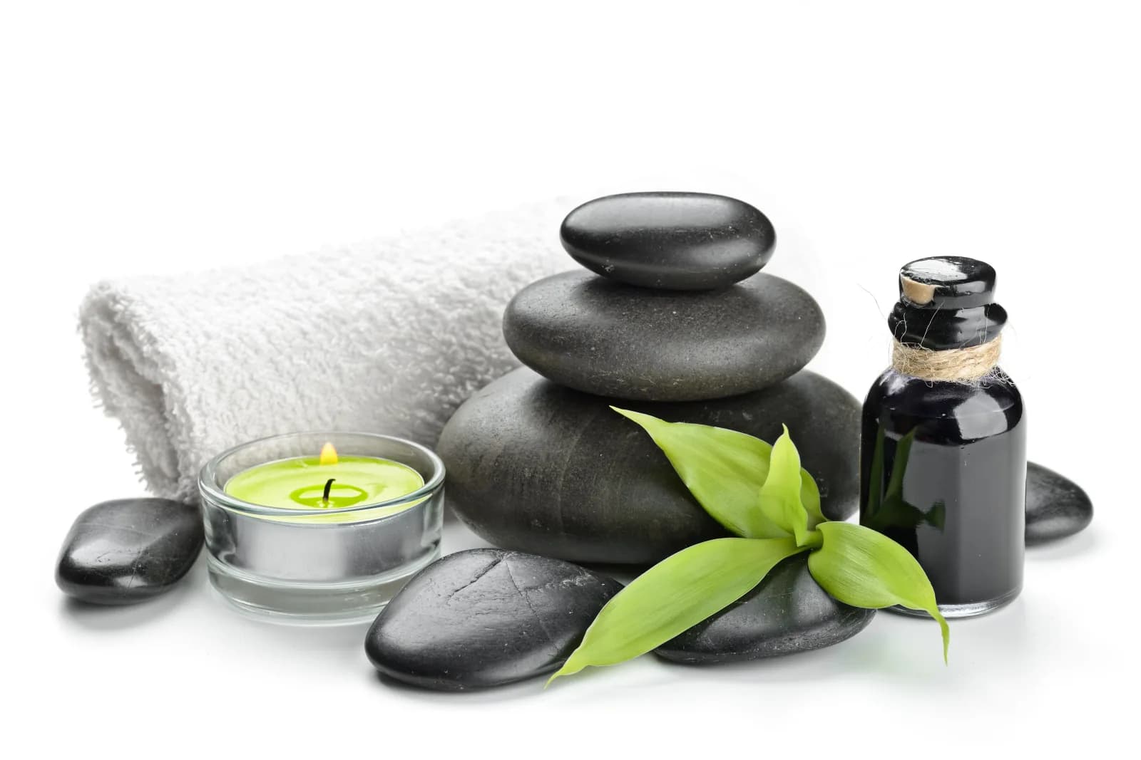 Handuk bersih, lilin, dan batu spa