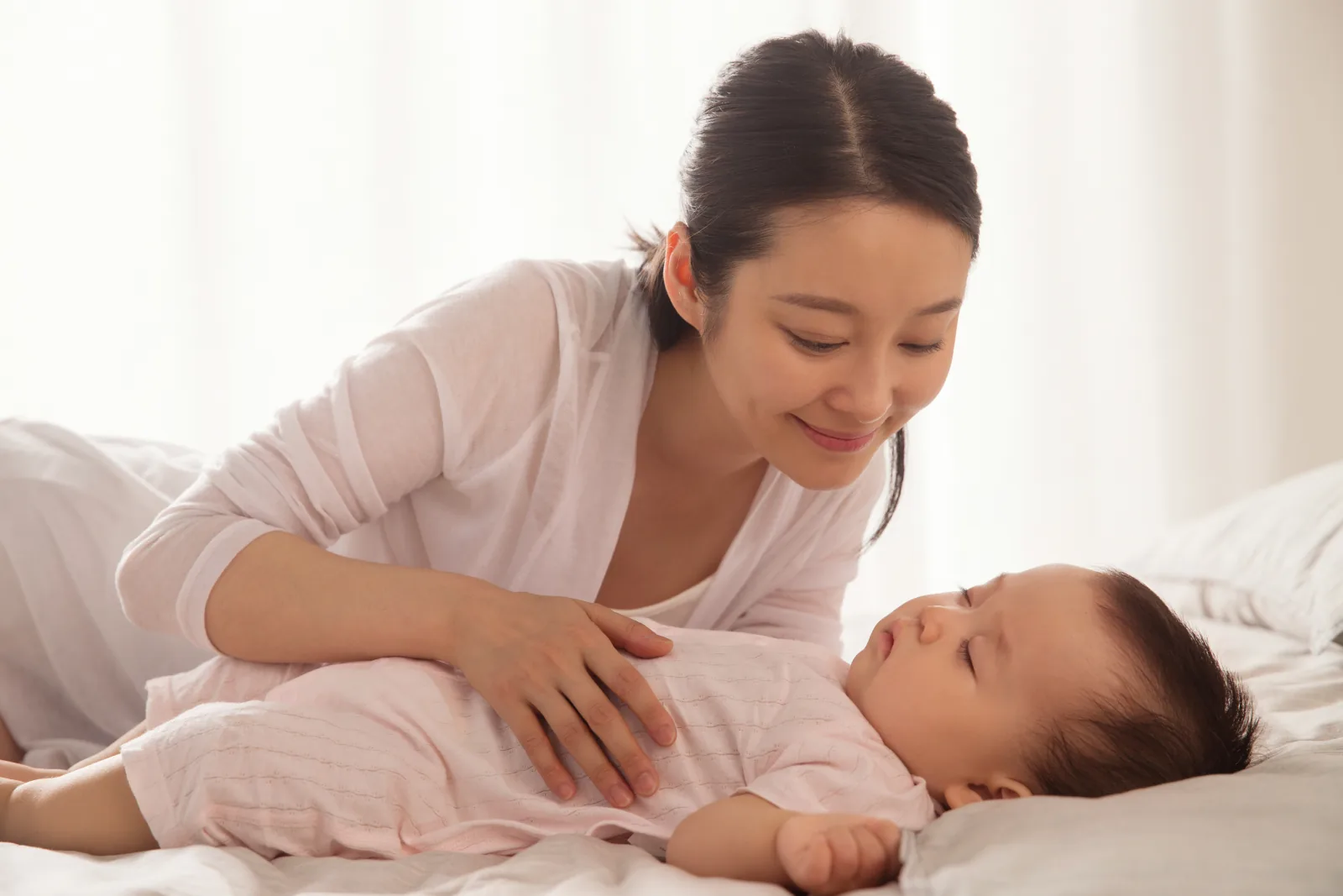 Ibu dan bayi tertidur bersama