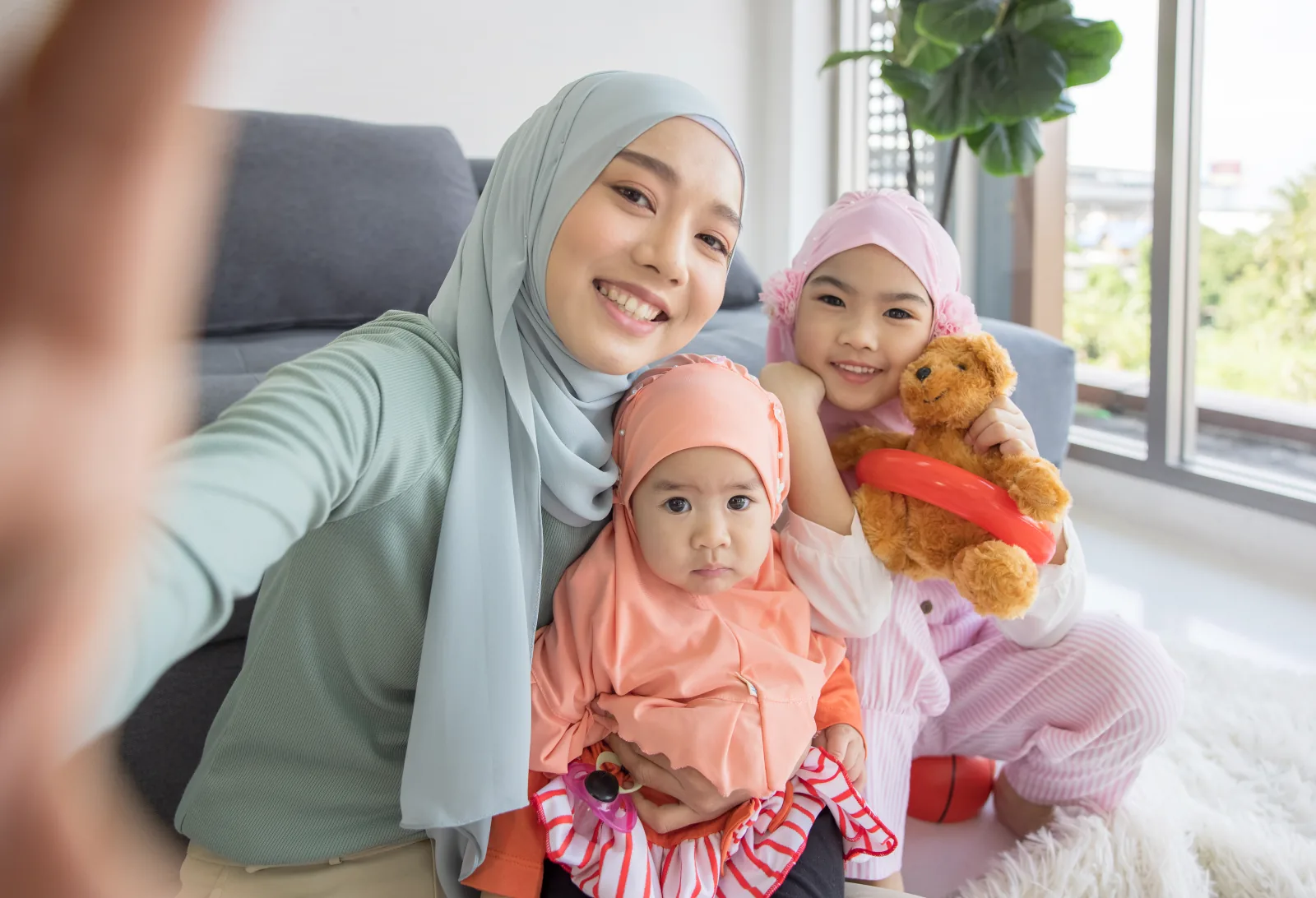 Ibu berhijab bersama anaknya