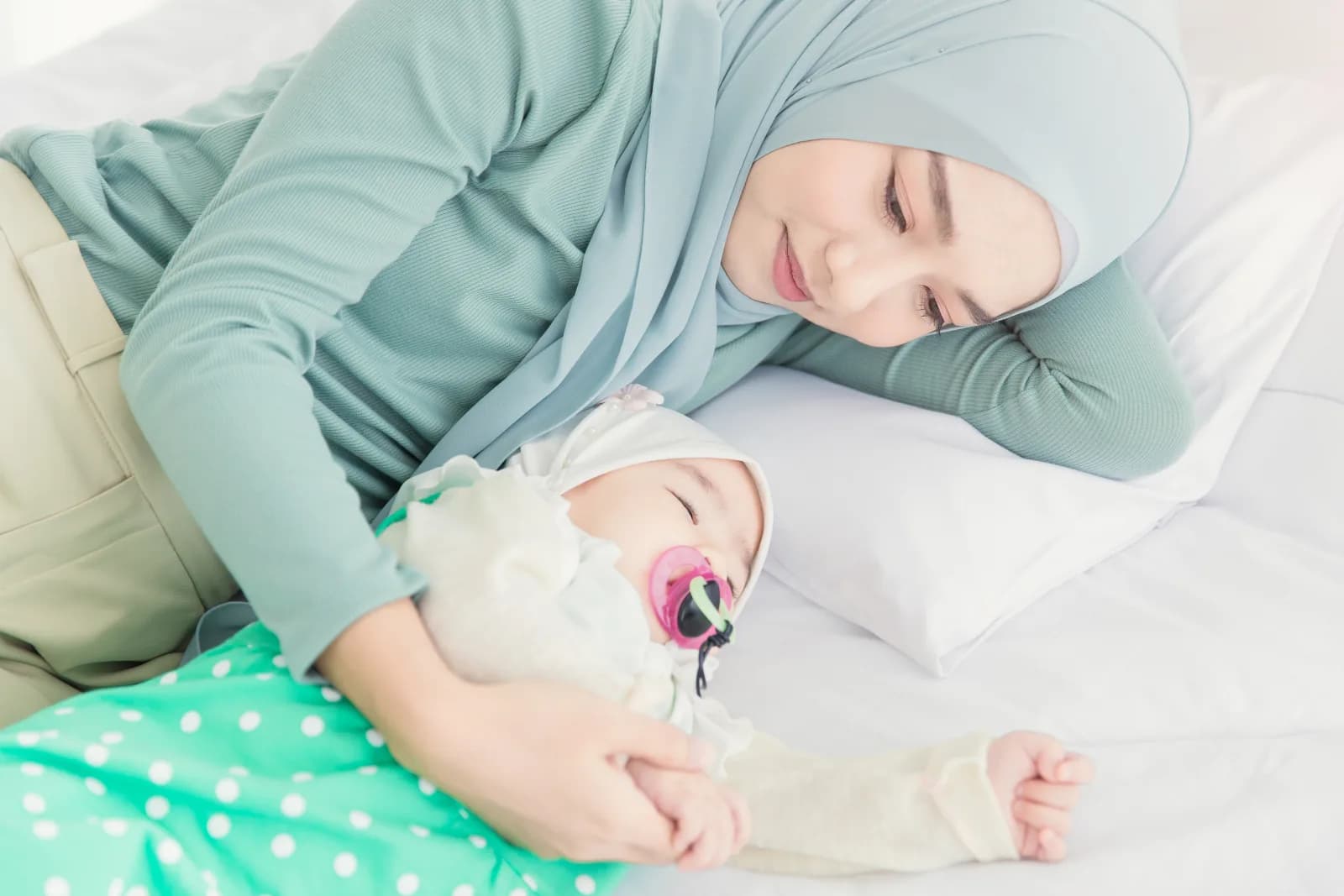 Ibu hamil bersama putrinya