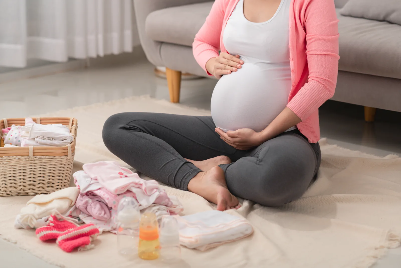 Ibu hamil menyiapkan perlengkapan bayi