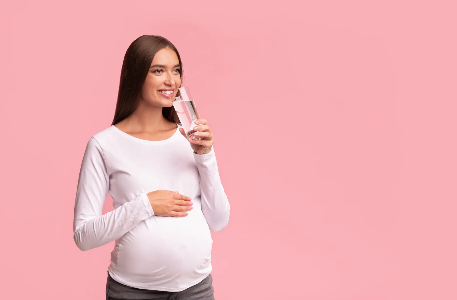 Ibu hamil minum air putih