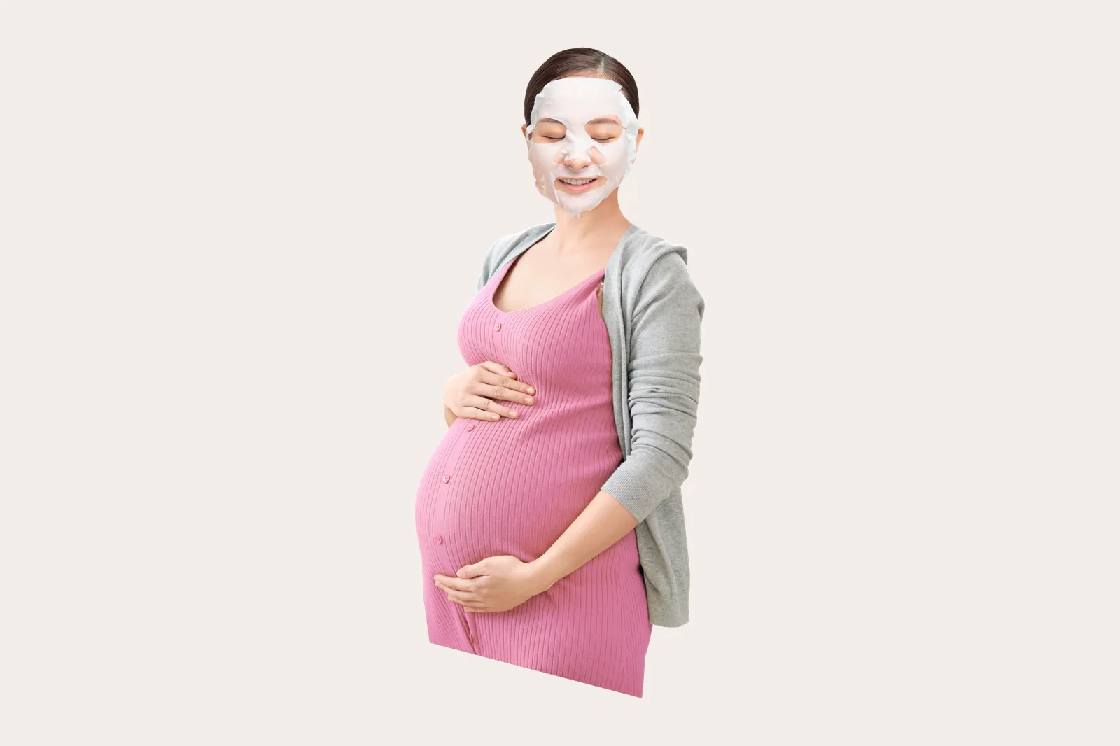 Ibu hamil memakai sheet mask