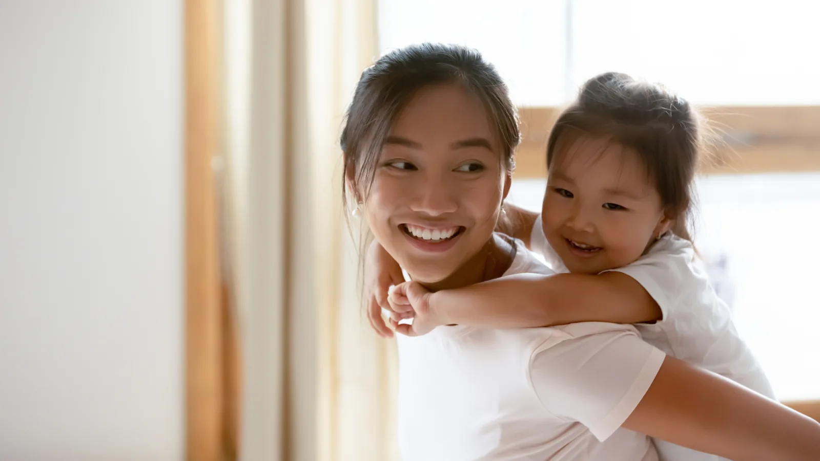 Ibu memeluk anak perempuannya