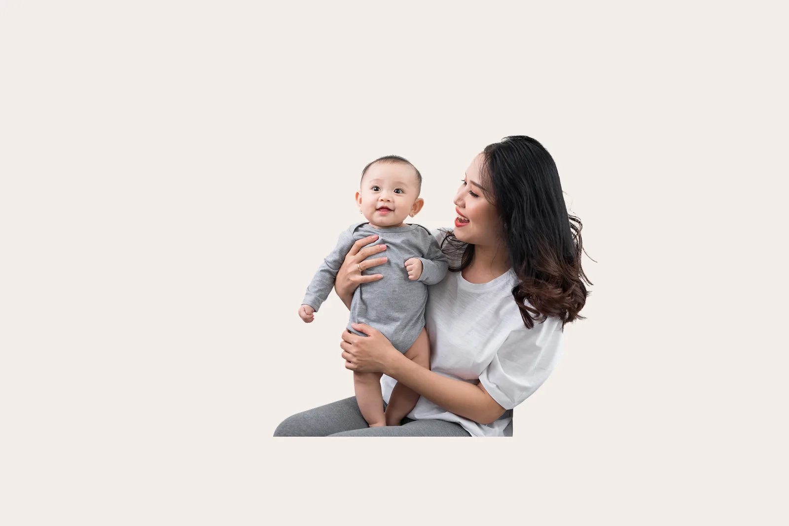Ibu menggendong bayinya