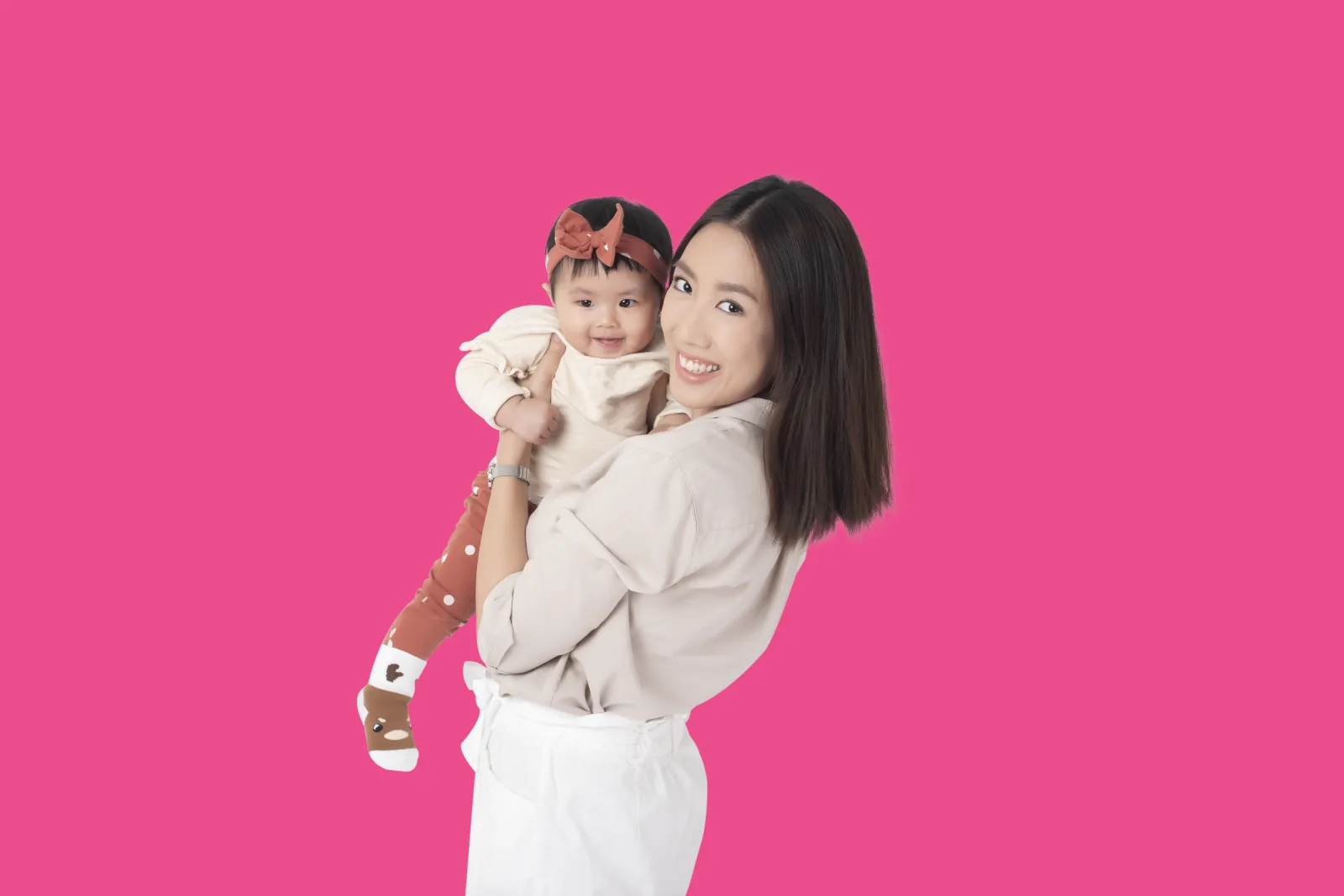 Ibu menggendong bayinya