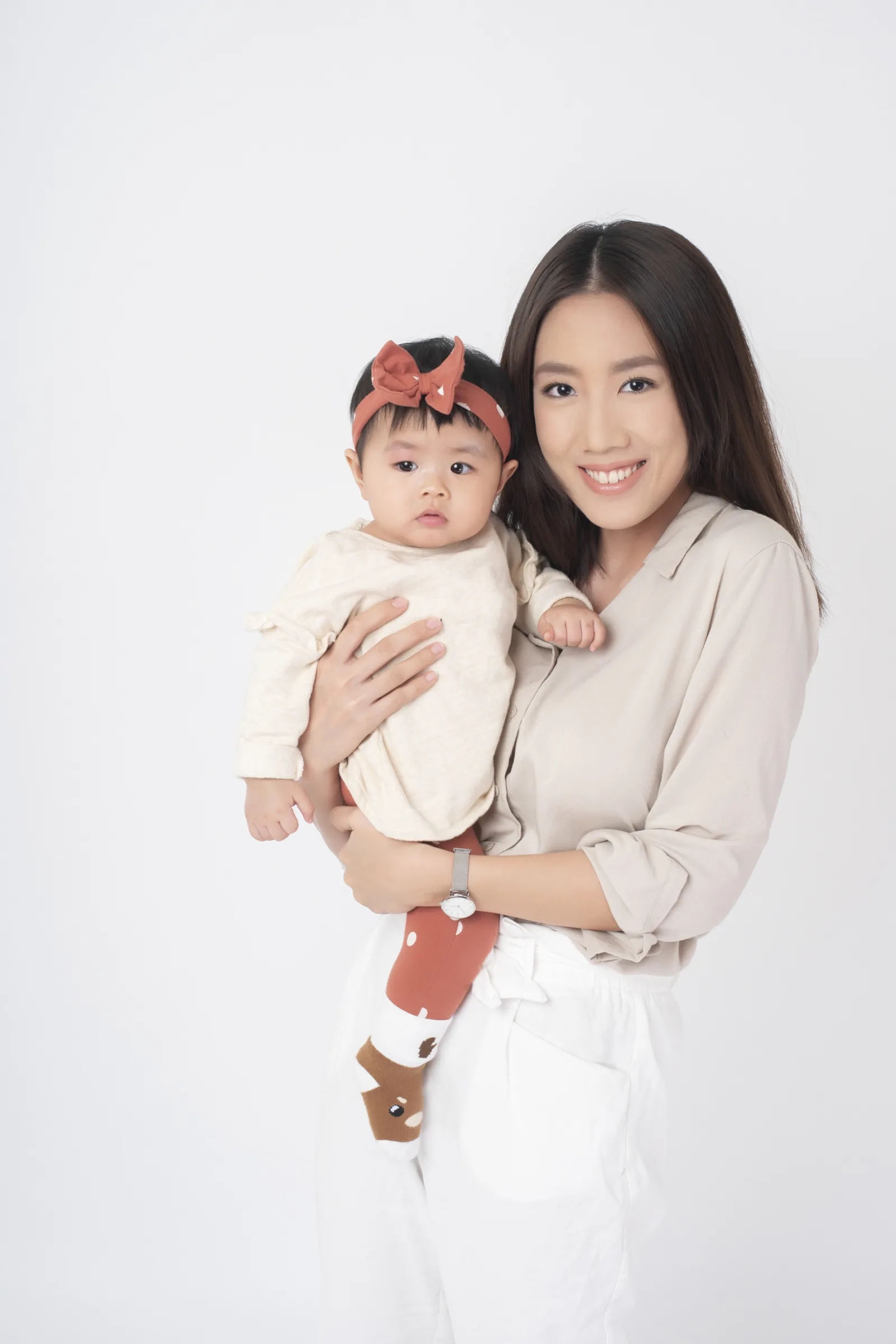 Ibu menggendong bayi perempuannya