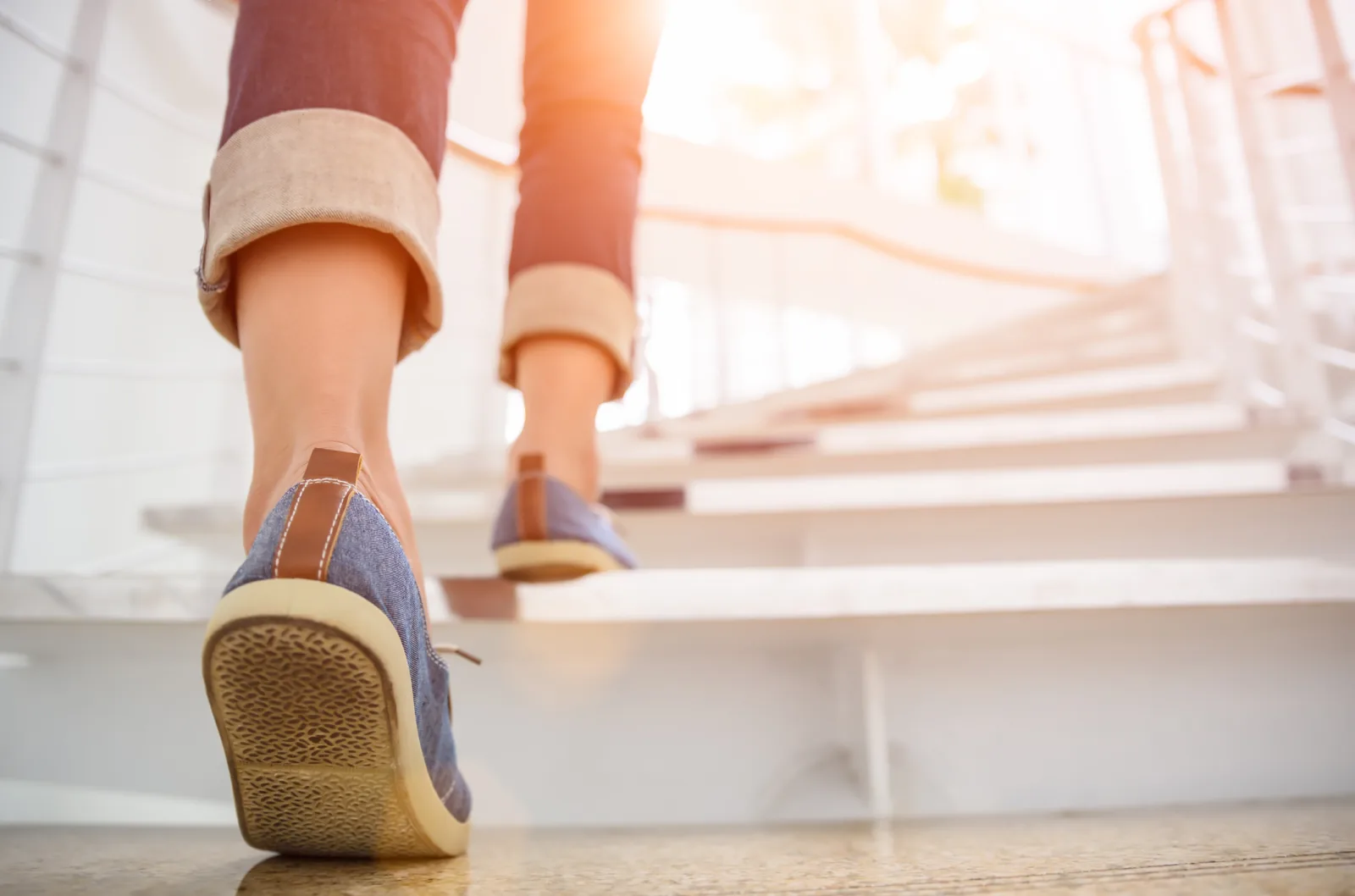 Kaki perempuan menaiki anak tangga