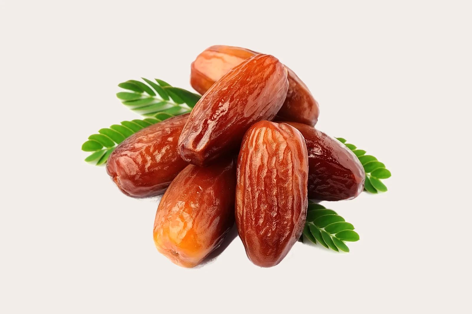 Buah kurma dengan daun hijau