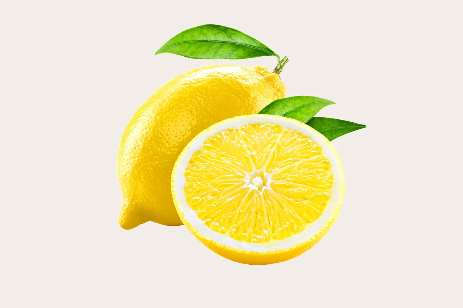 Buah lemon utuh dan potongannya
