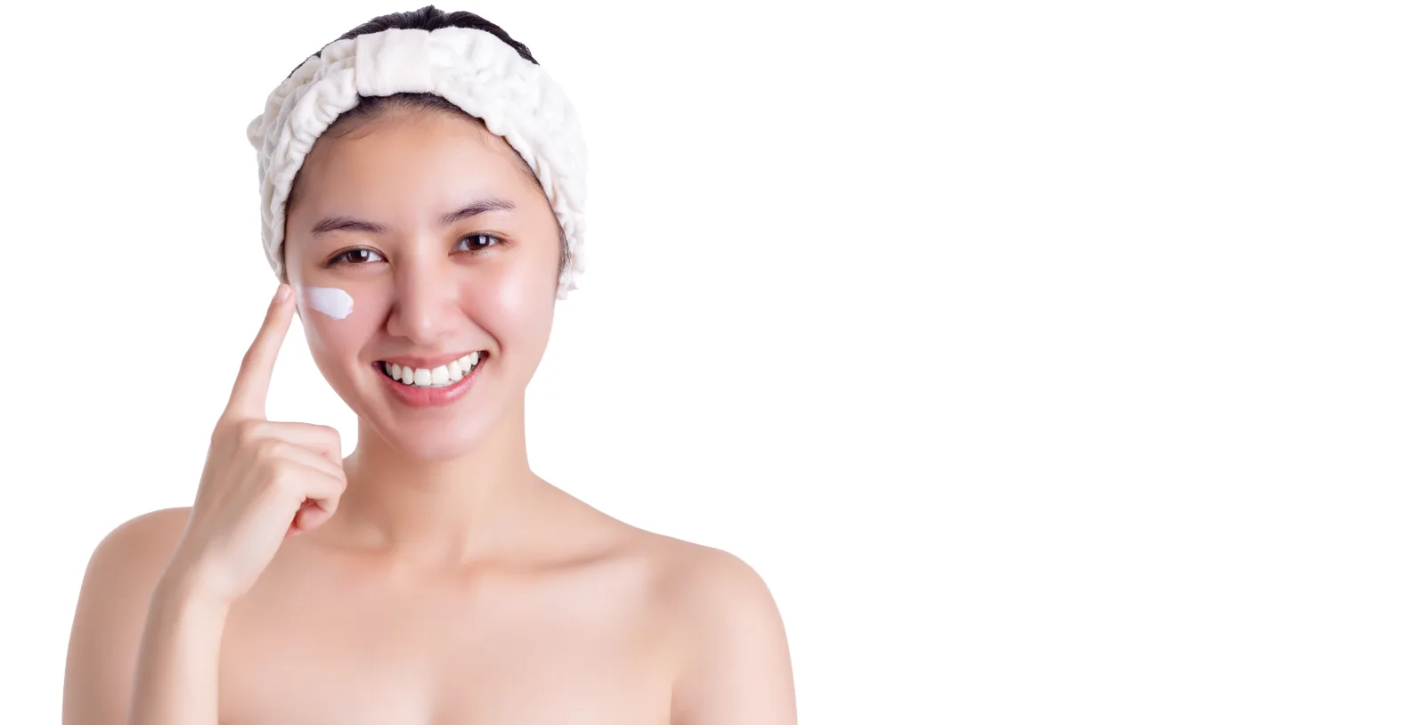 Perempuan memakai krim wajah