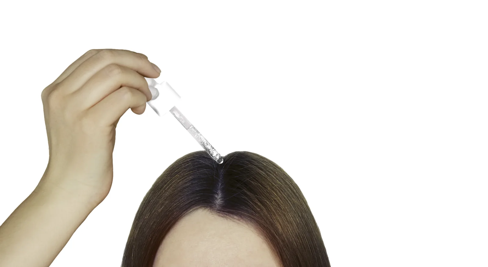 Perempuan memakai serum rambut