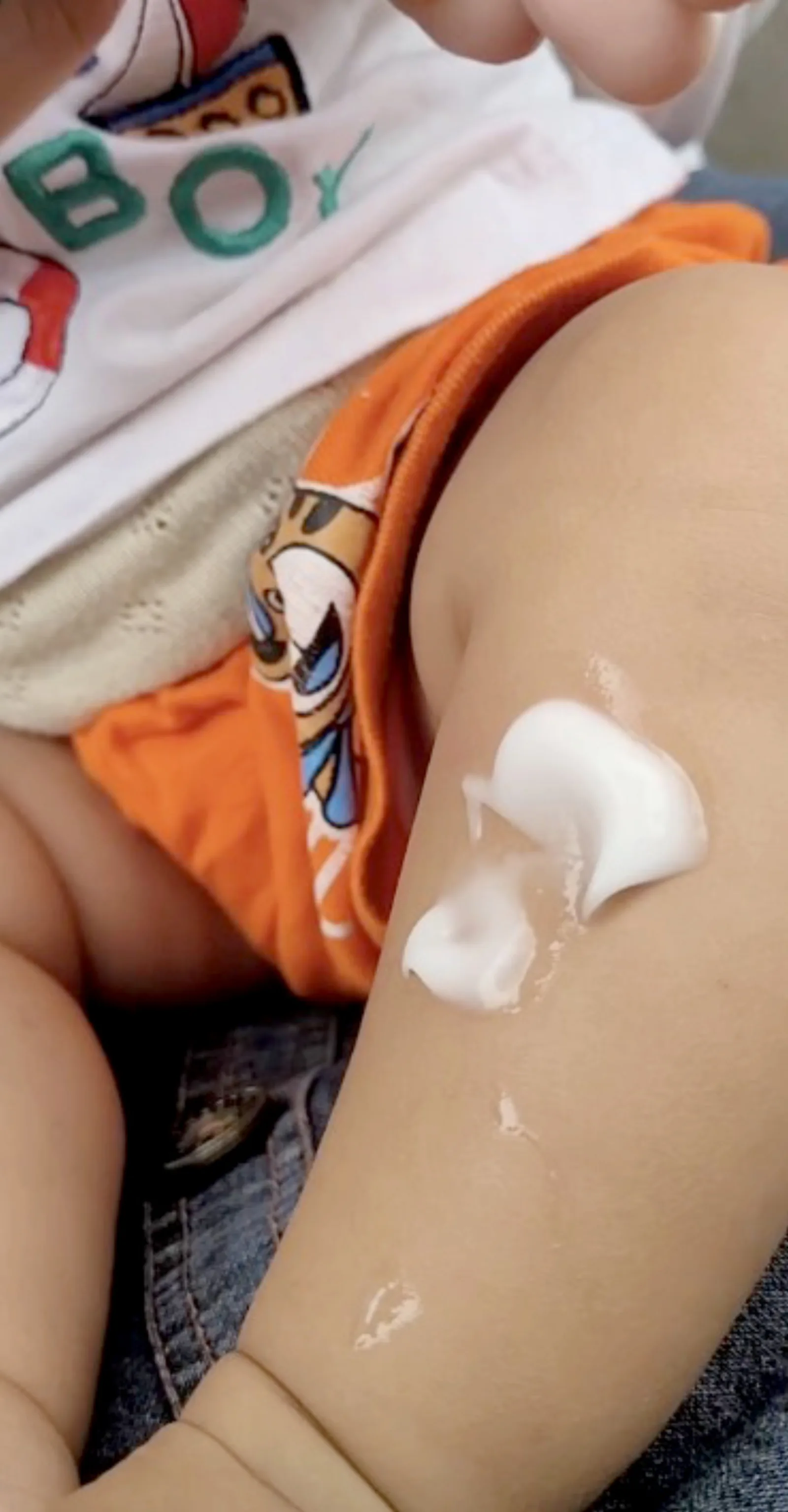 Mengoleskan minyak ke tubuh bayi