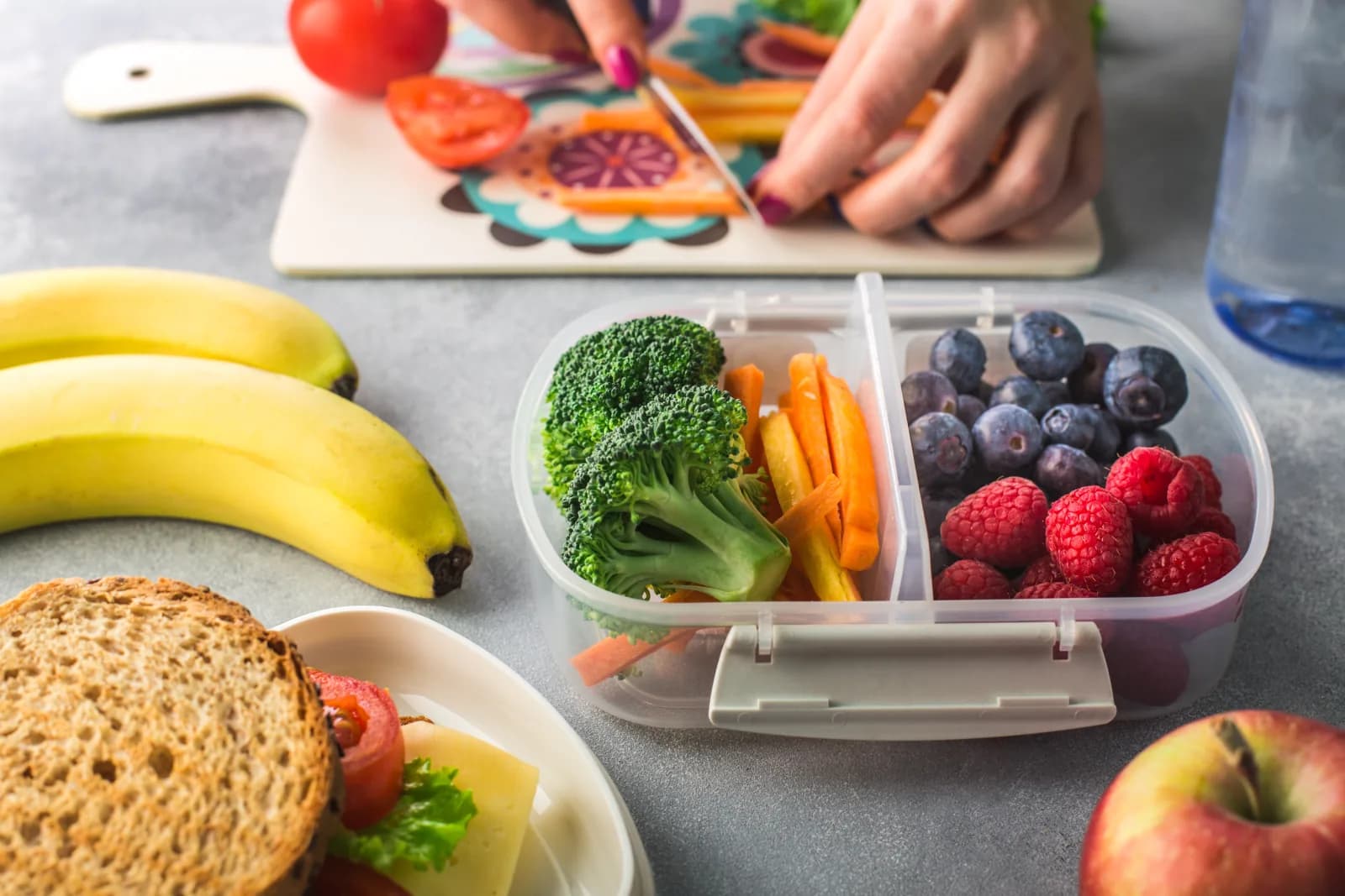 Menyiapkan bekal berisi sayur dan buah