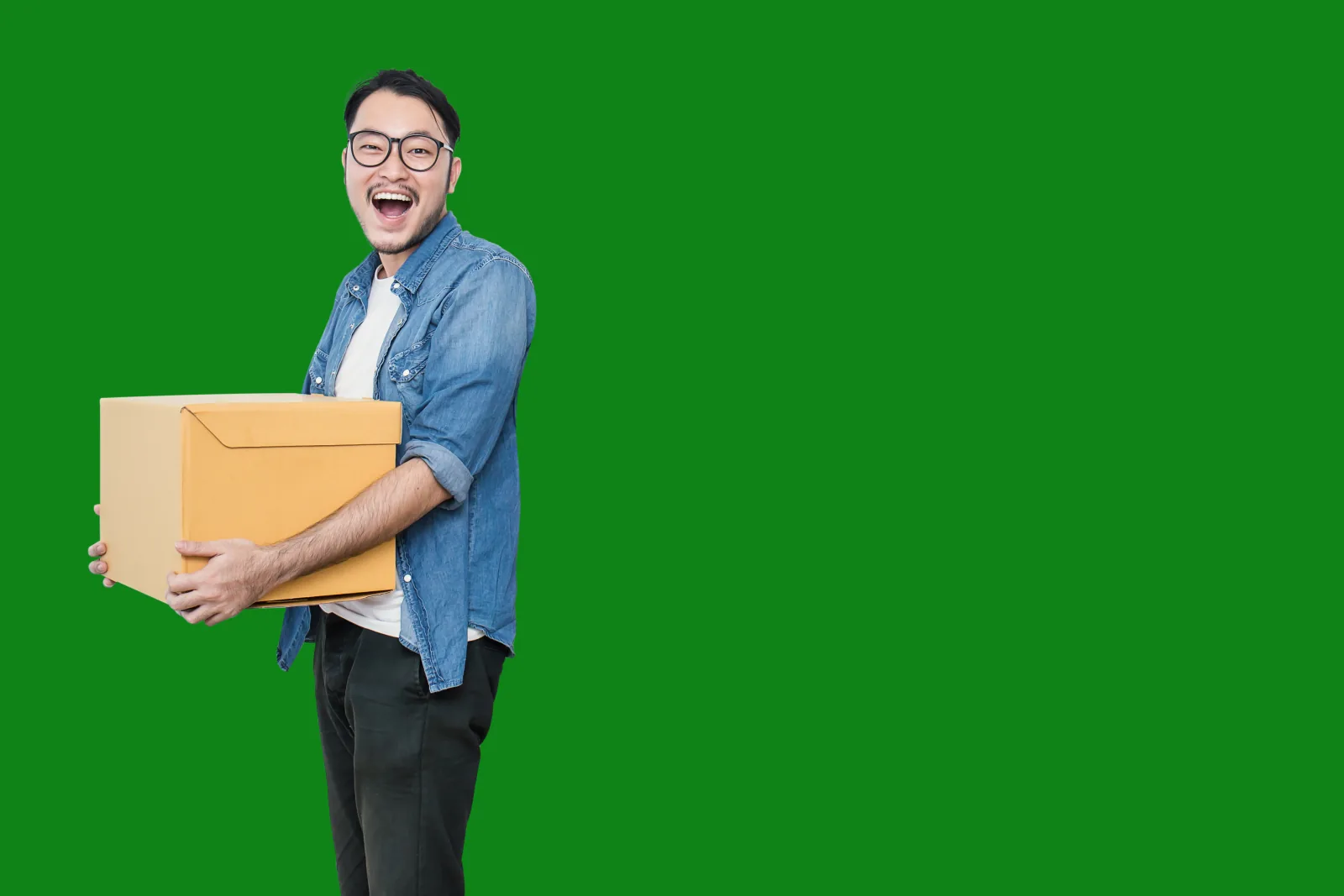 Pasangan membawa kotak produk