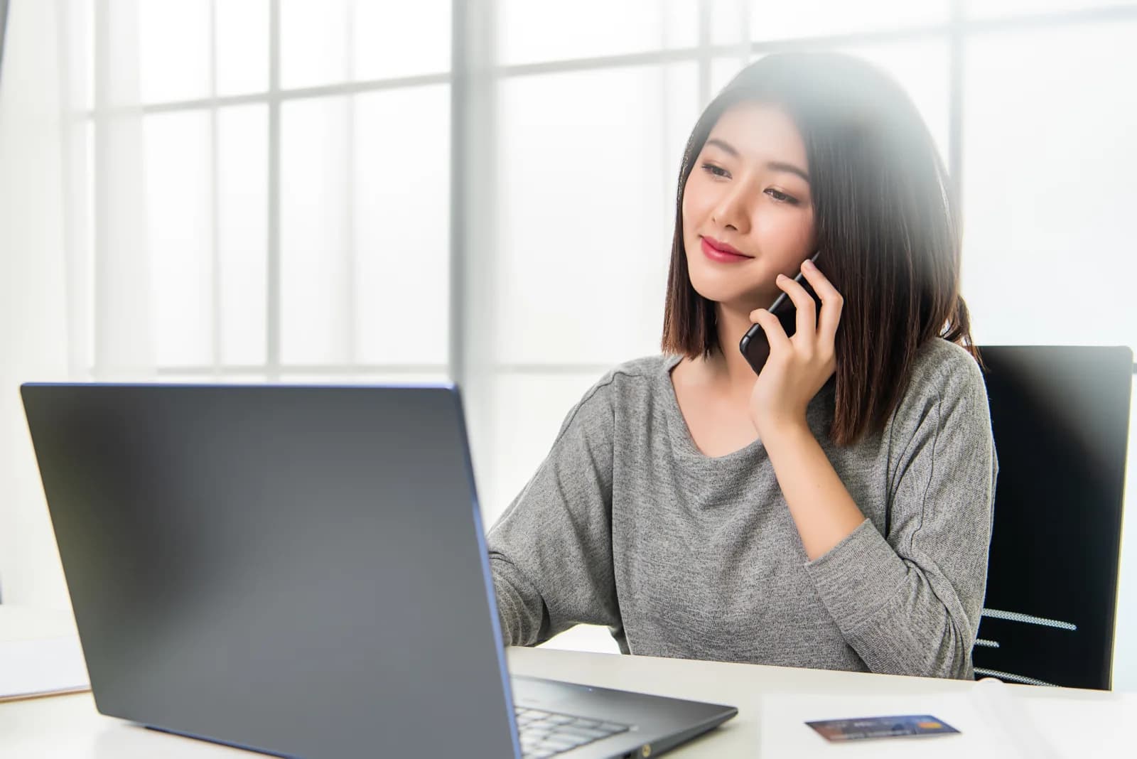 Perempuan bekerja sambil menelepon