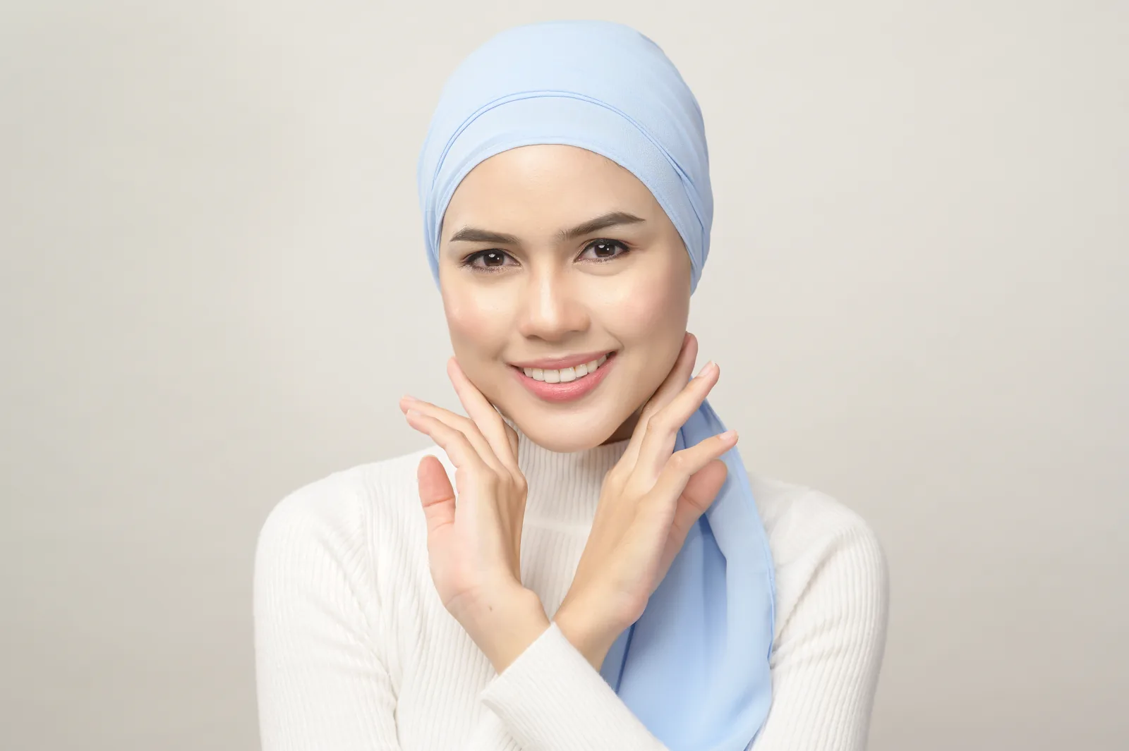 Perempuan berhijab dengan wajah cerah