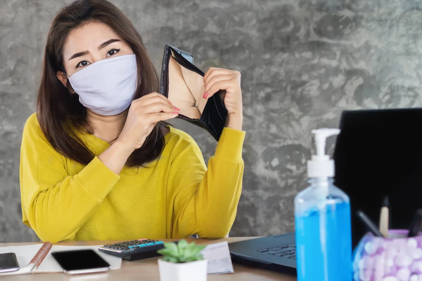 Perempuan bermasker di meja kerja