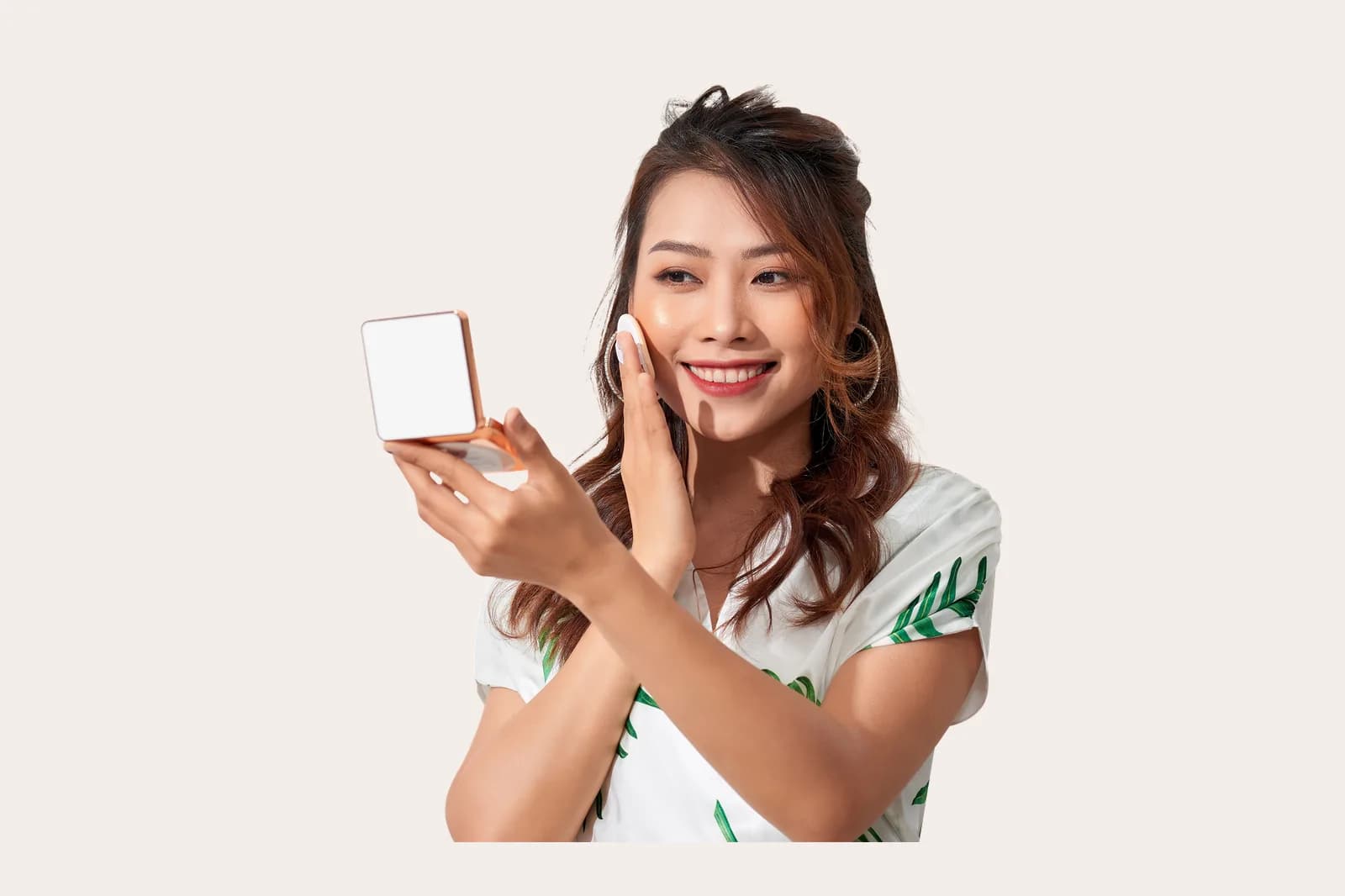 Perempuan di depan cermin kamar mandi