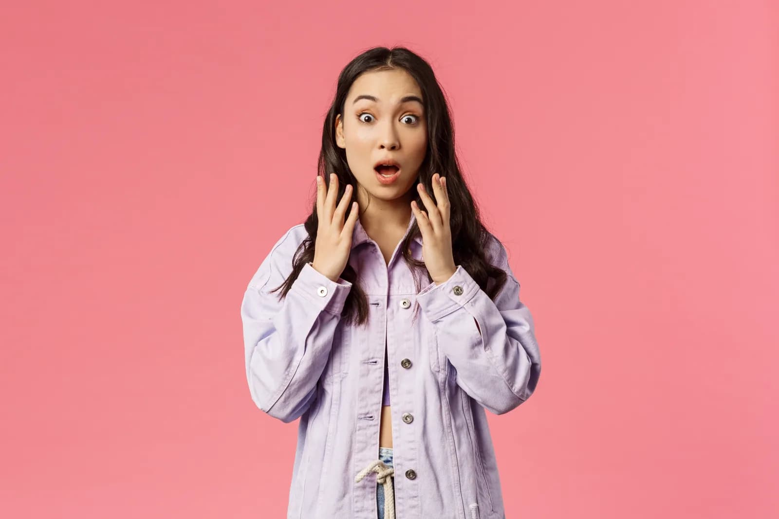 Perempuan tampak kesal