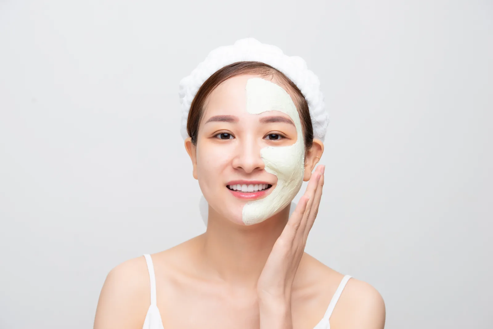 Perempuan memakai masker wajah