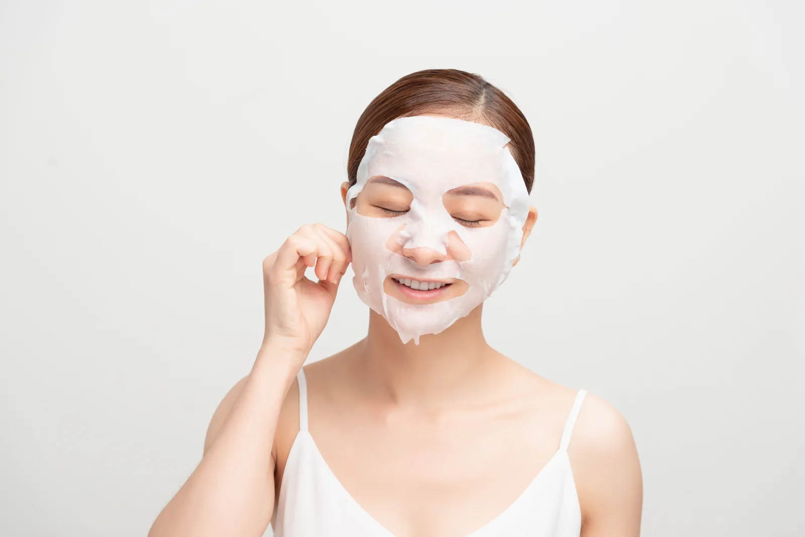 Perempuan memakai sheet mask
