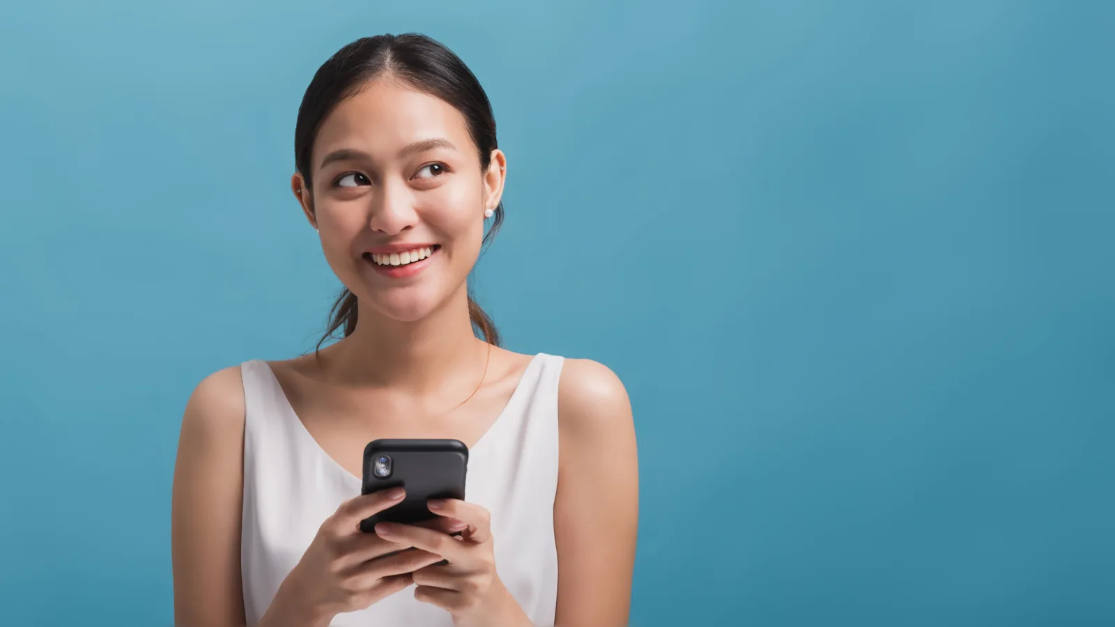 Perempuan membaca sesuatu di ponselnya