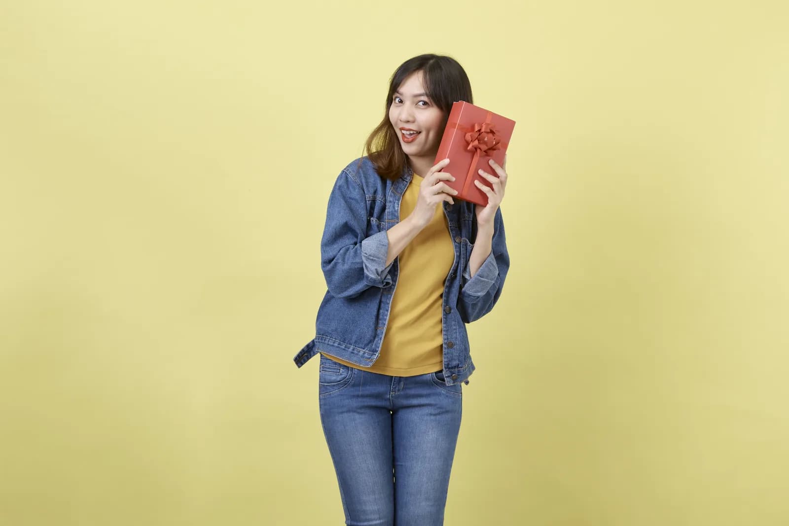 Perempuan membawa kotak hadiah