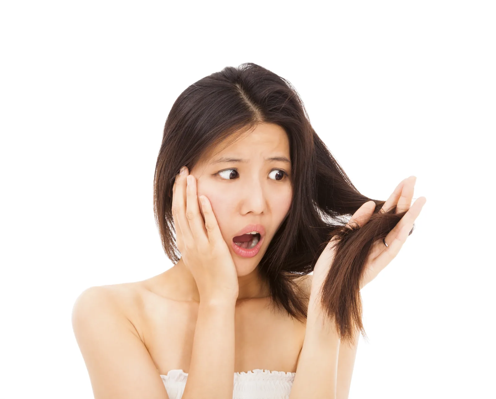 Perempuan memeriksa helai rambutnya