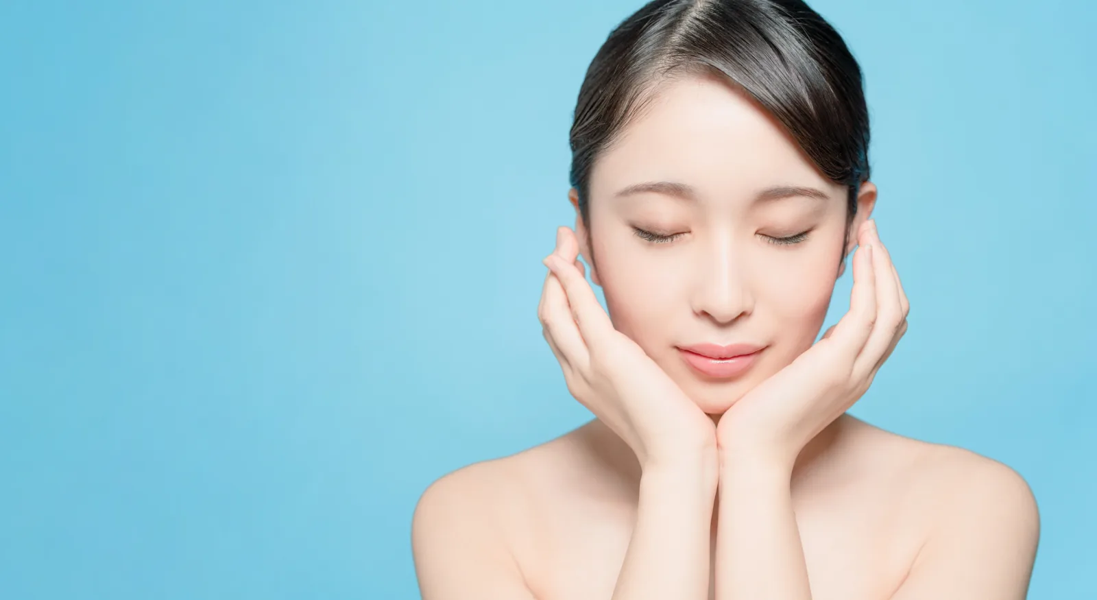 Perempuan menyentuh kedua pipinya