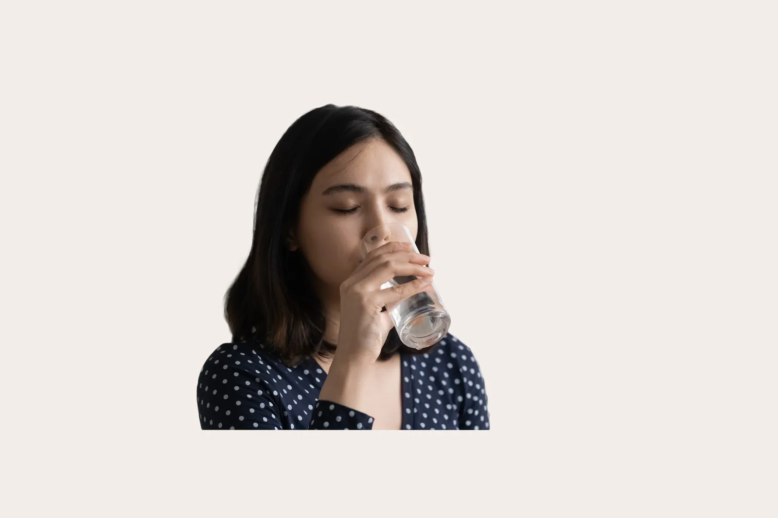 Perempuan minum segelas air