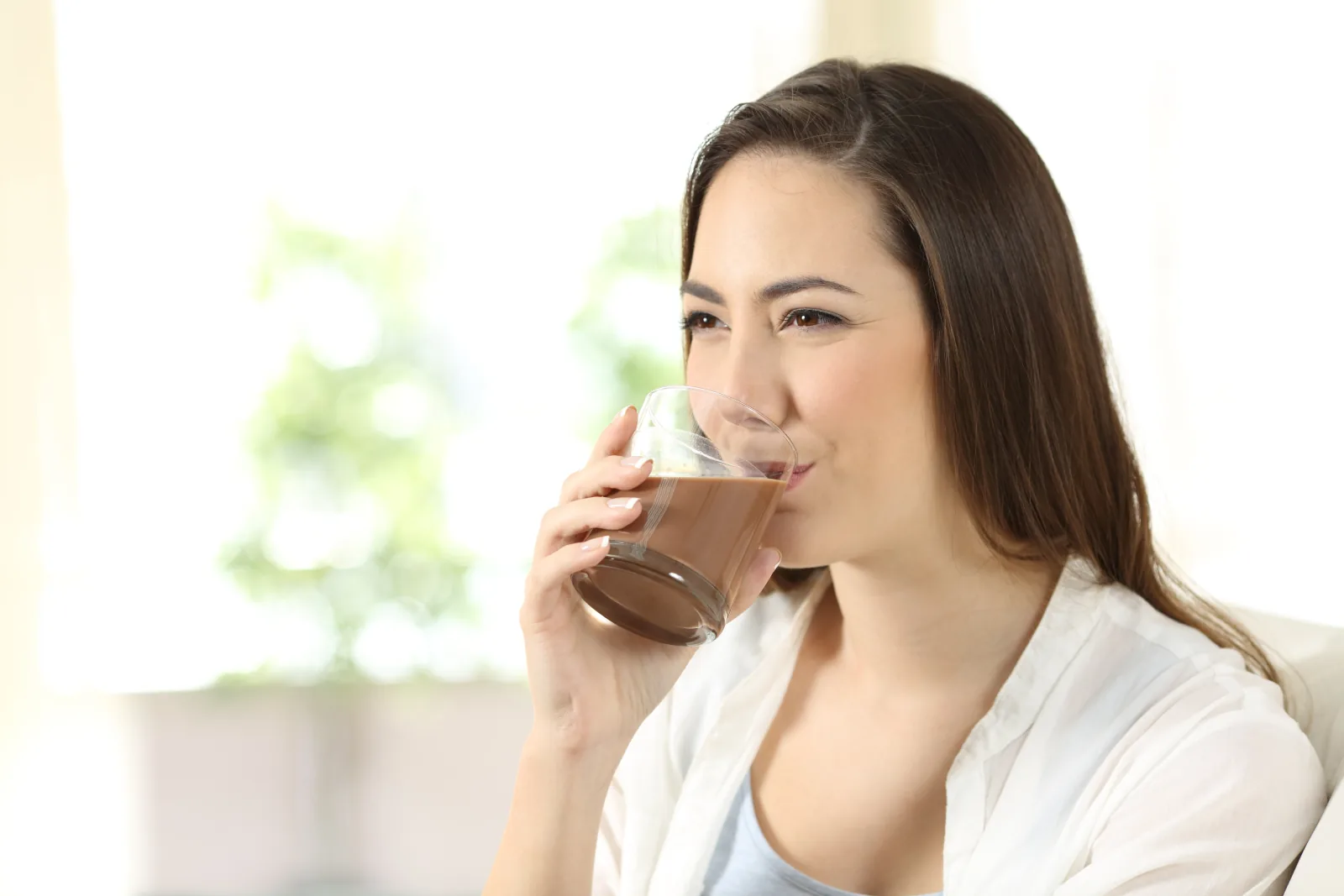 Perempuan minum segelas minuman