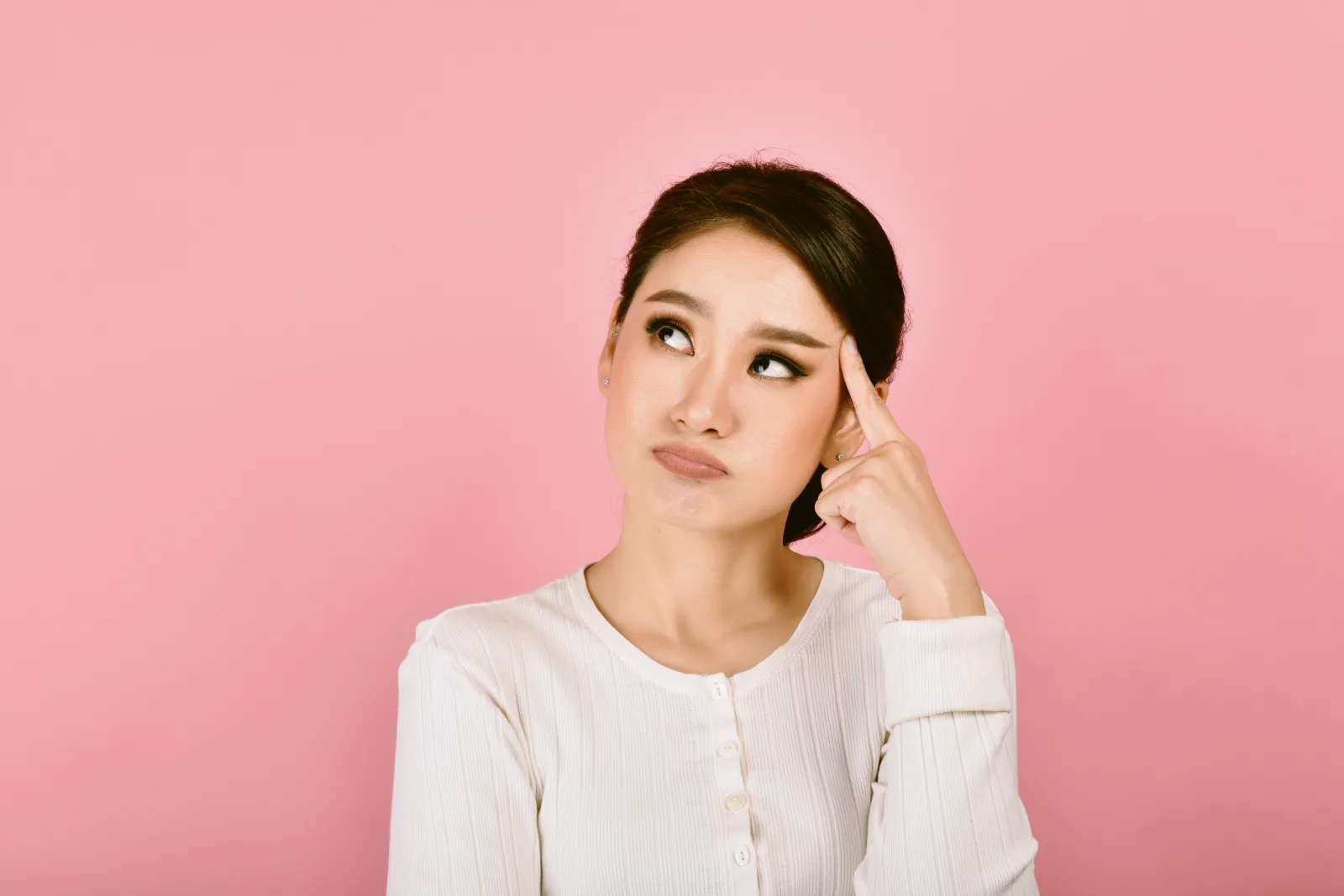 Perempuan termenung