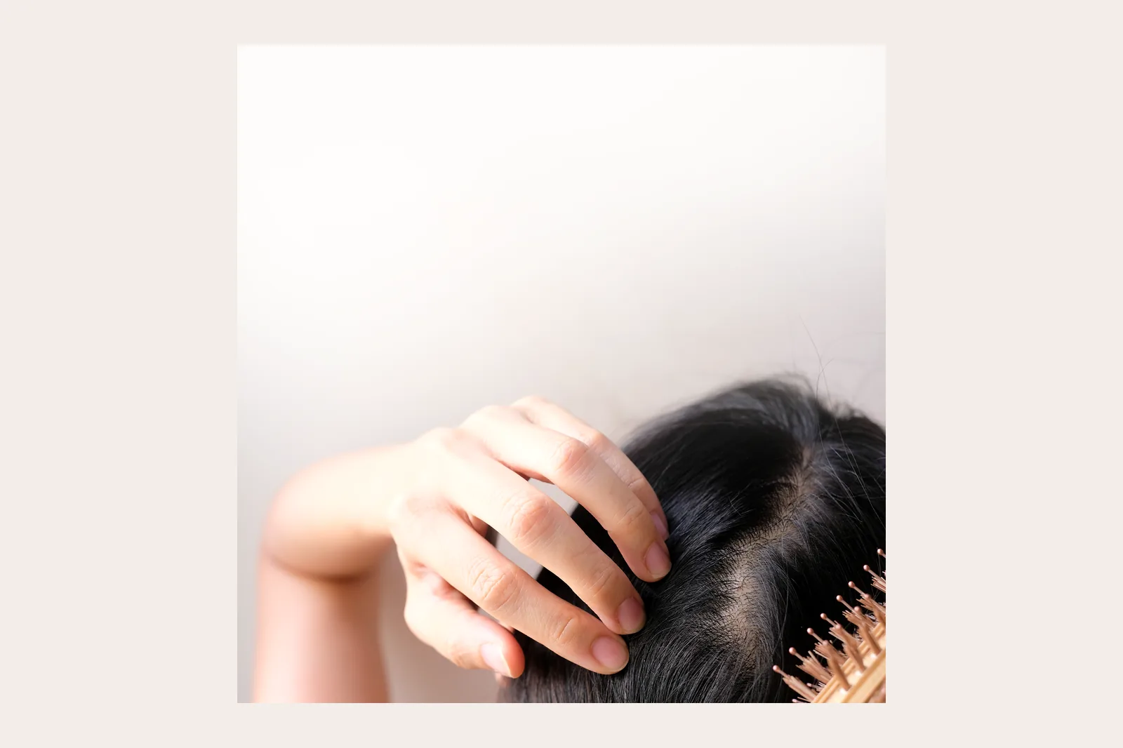 Sisir dengan helai rambut rontok