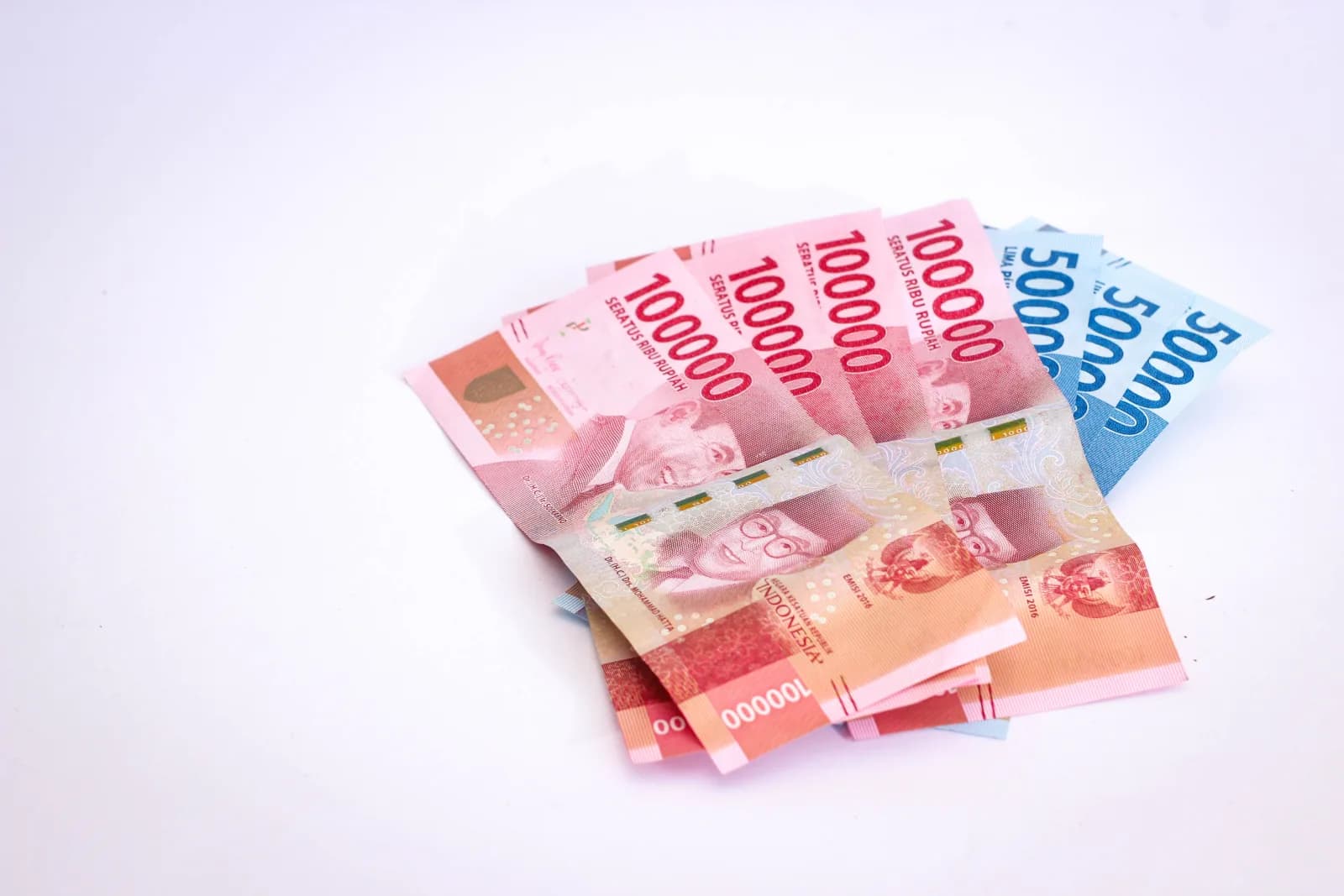 Tumpukan uang rupiah