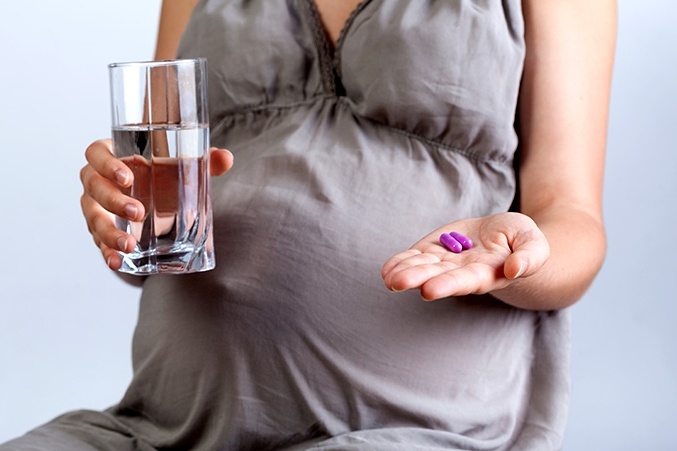 Ibu hamil harus mengonsumsi obat sesuai dengan resep dokter.
