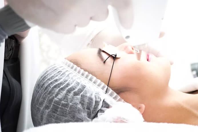 Hindari perawatan kulit yang menggunakan radiasi atau sinar laser karena dapat merusak pertumbuhan saraf bayi.